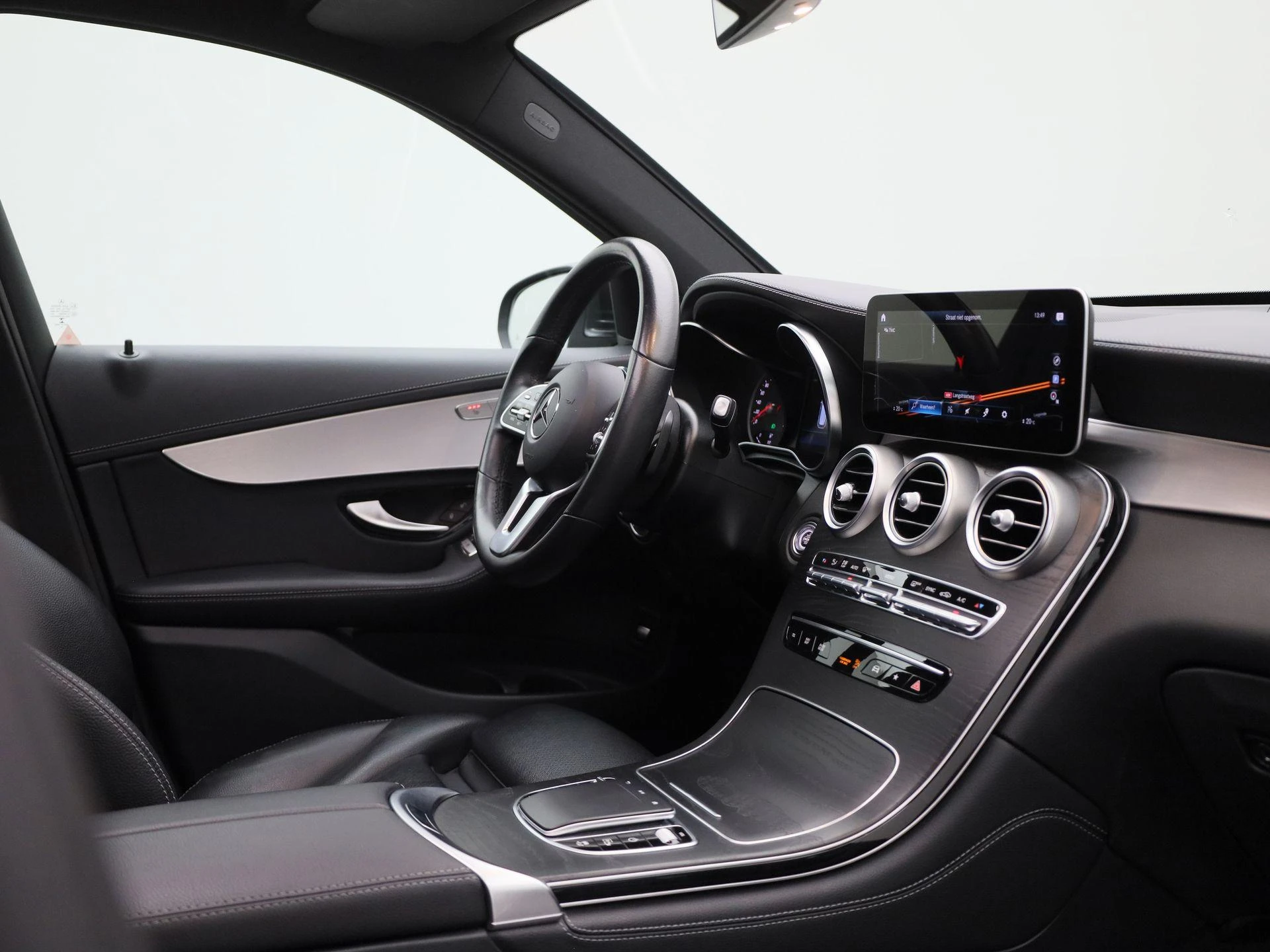 Mercedes-Benz-GLC-image-35