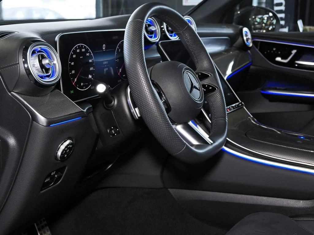 Mercedes-Benz-GLC 300 d-image-9