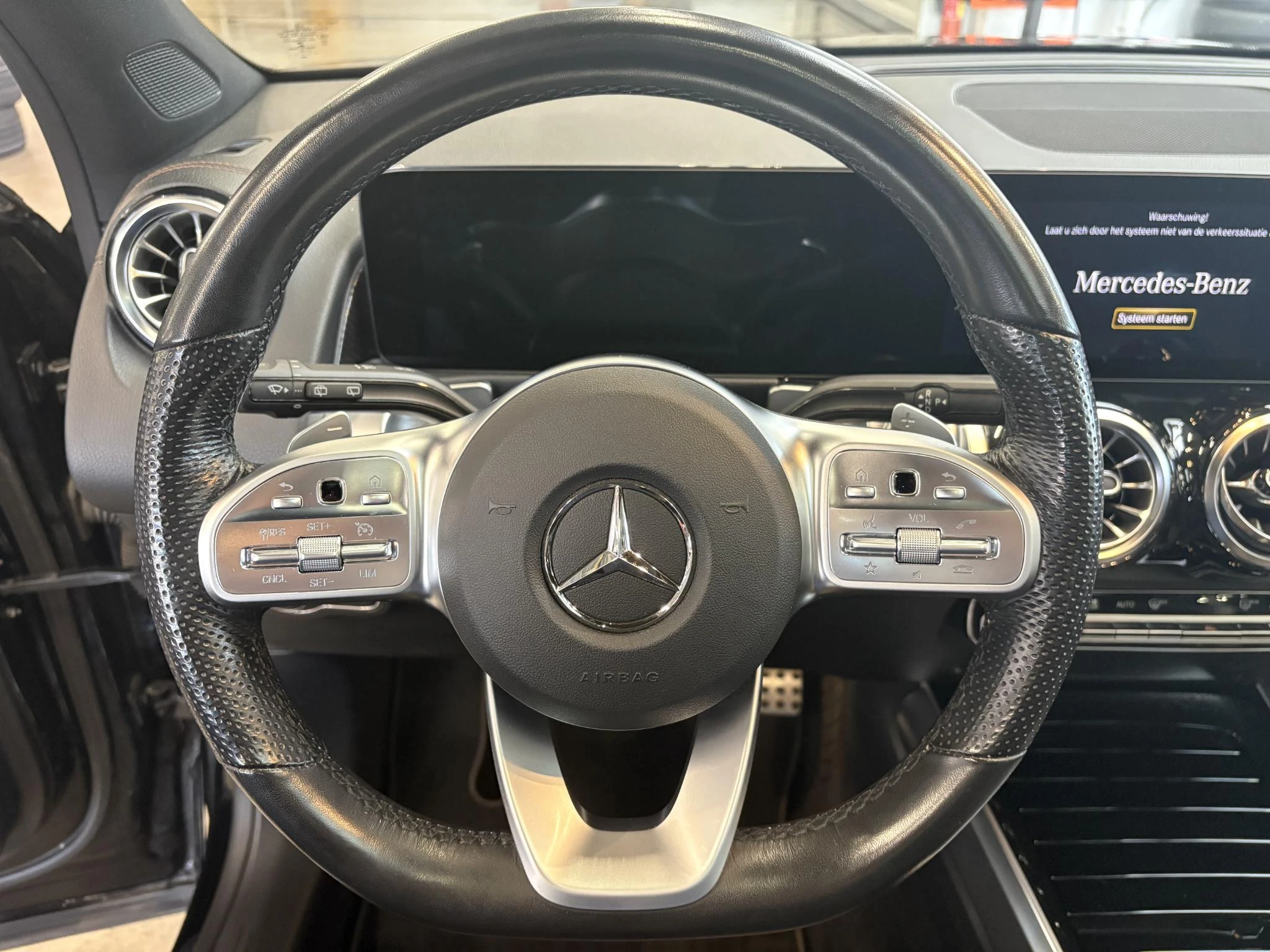 Mercedes-Benz-GLB-image-11