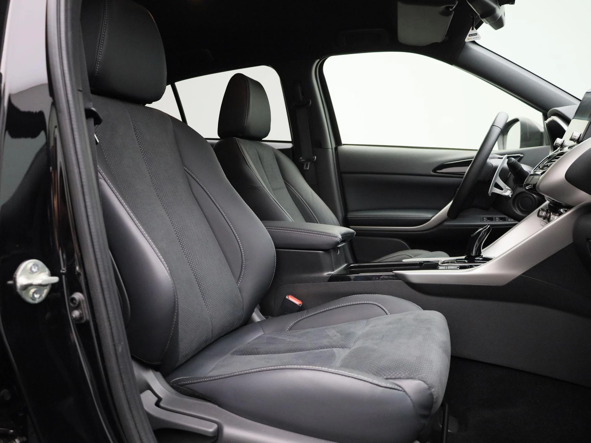 Mitsubishi-Eclipse Cross-image-38