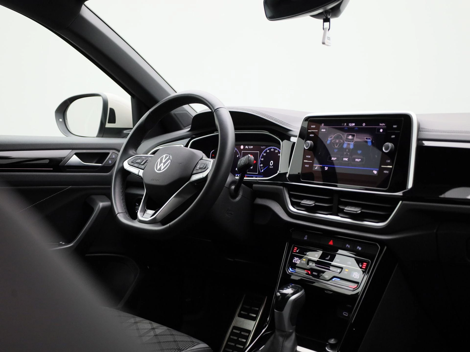 Volkswagen-T-Roc-image-36