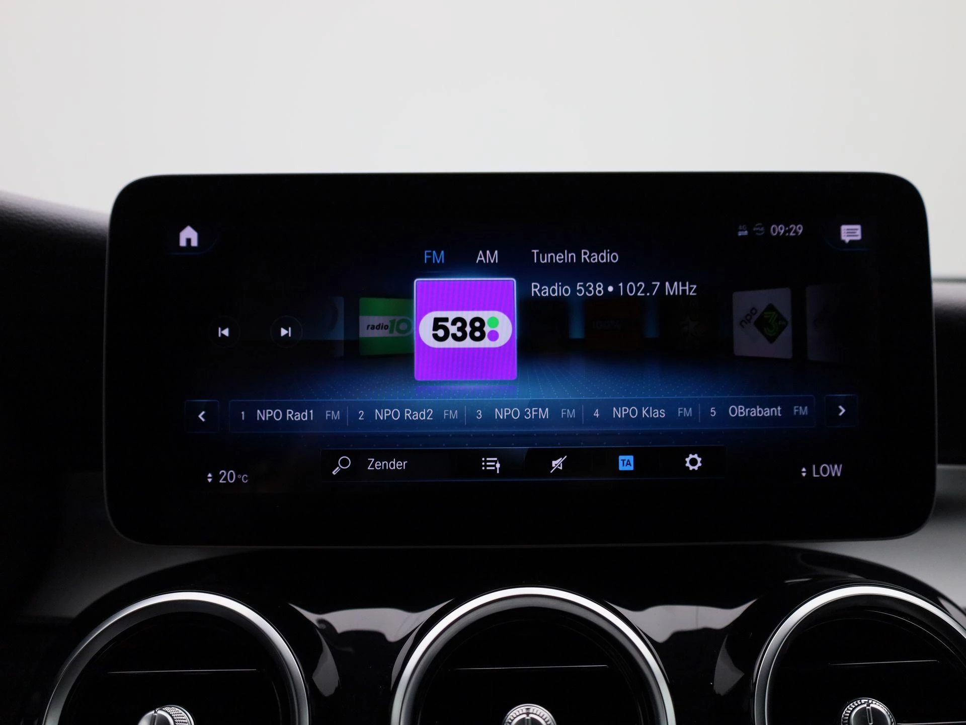 Mercedes-Benz-GLC-image-23