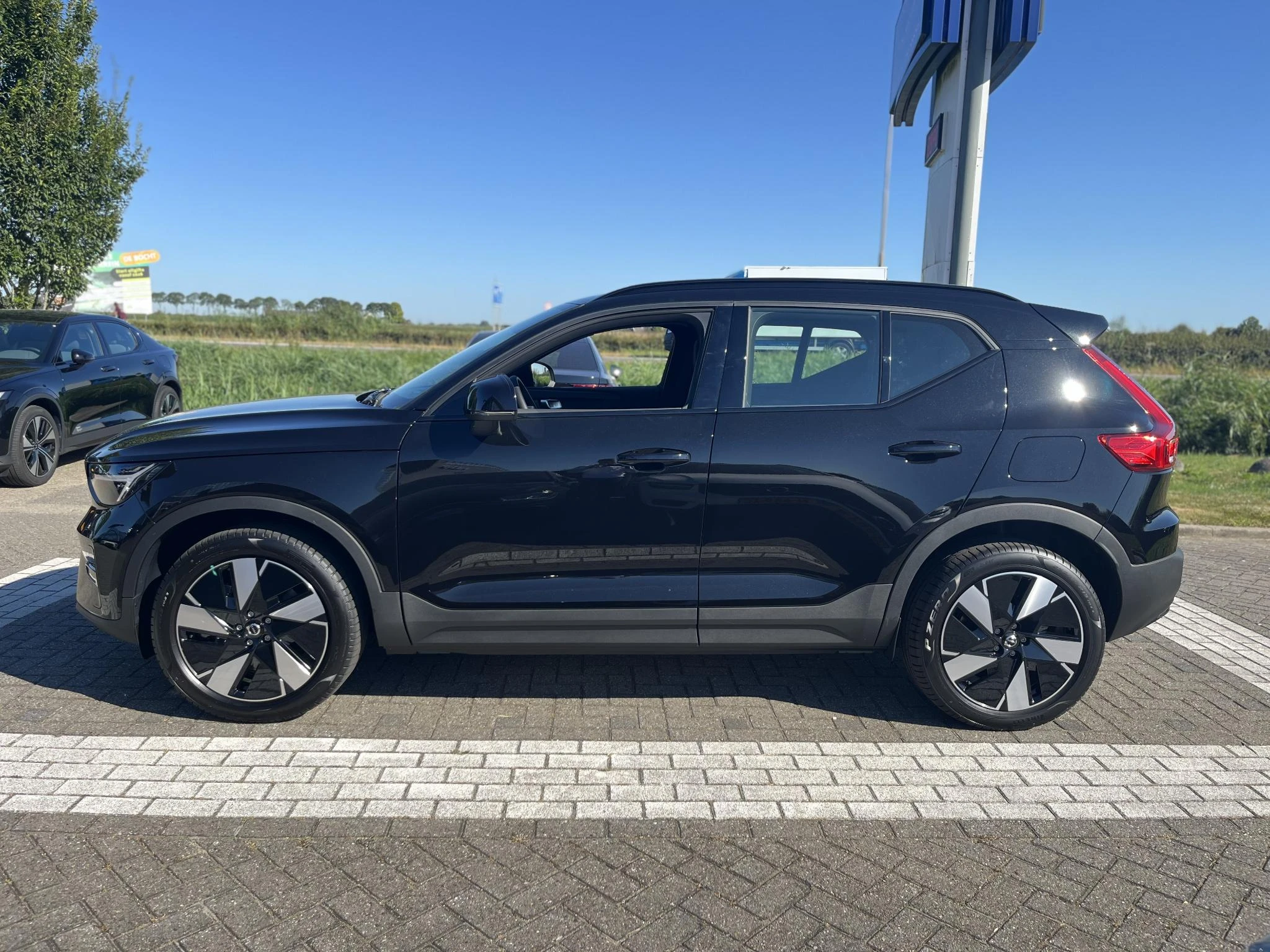 Volvo-EX40-image-2