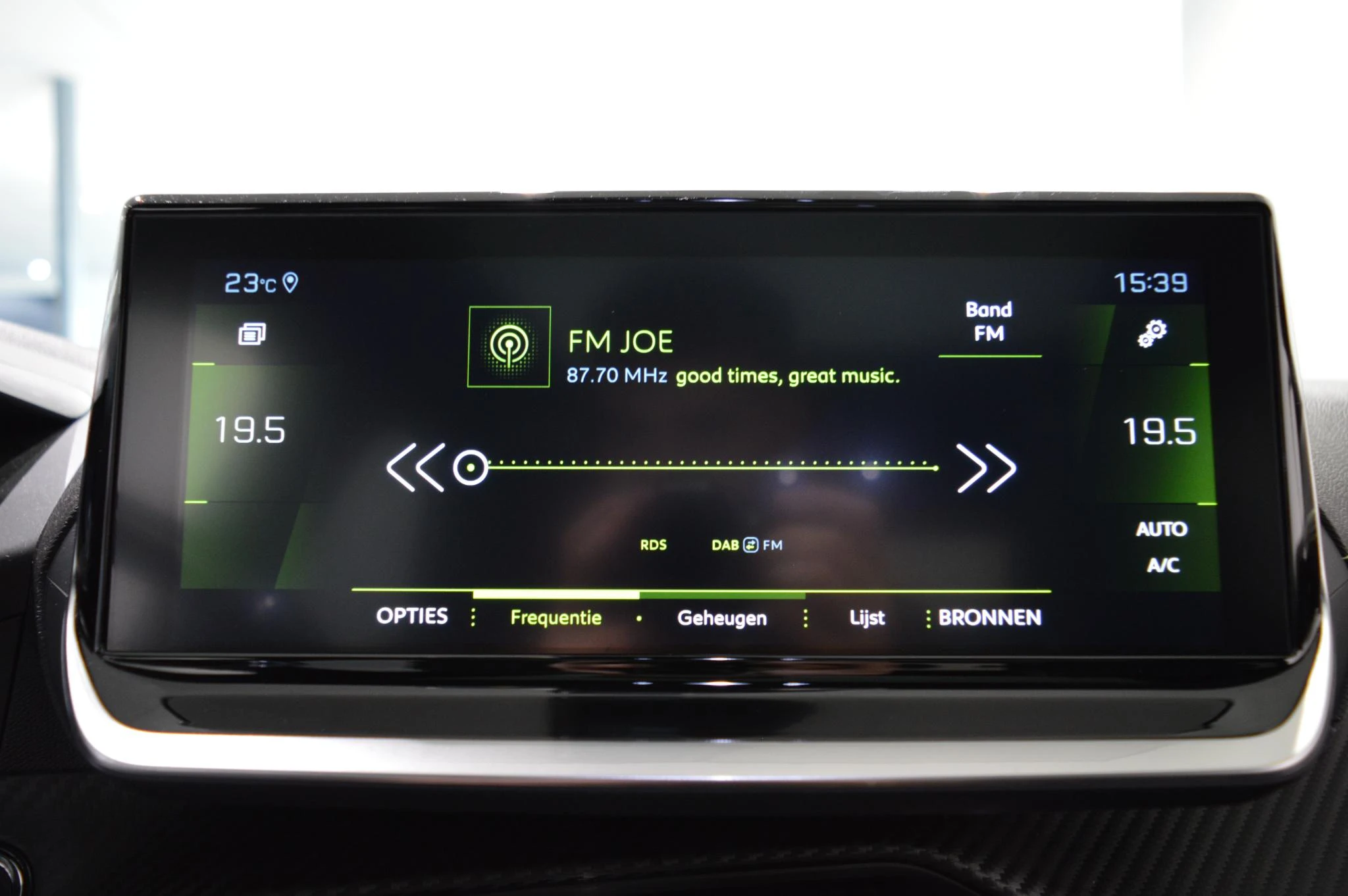Peugeot-208-image-11