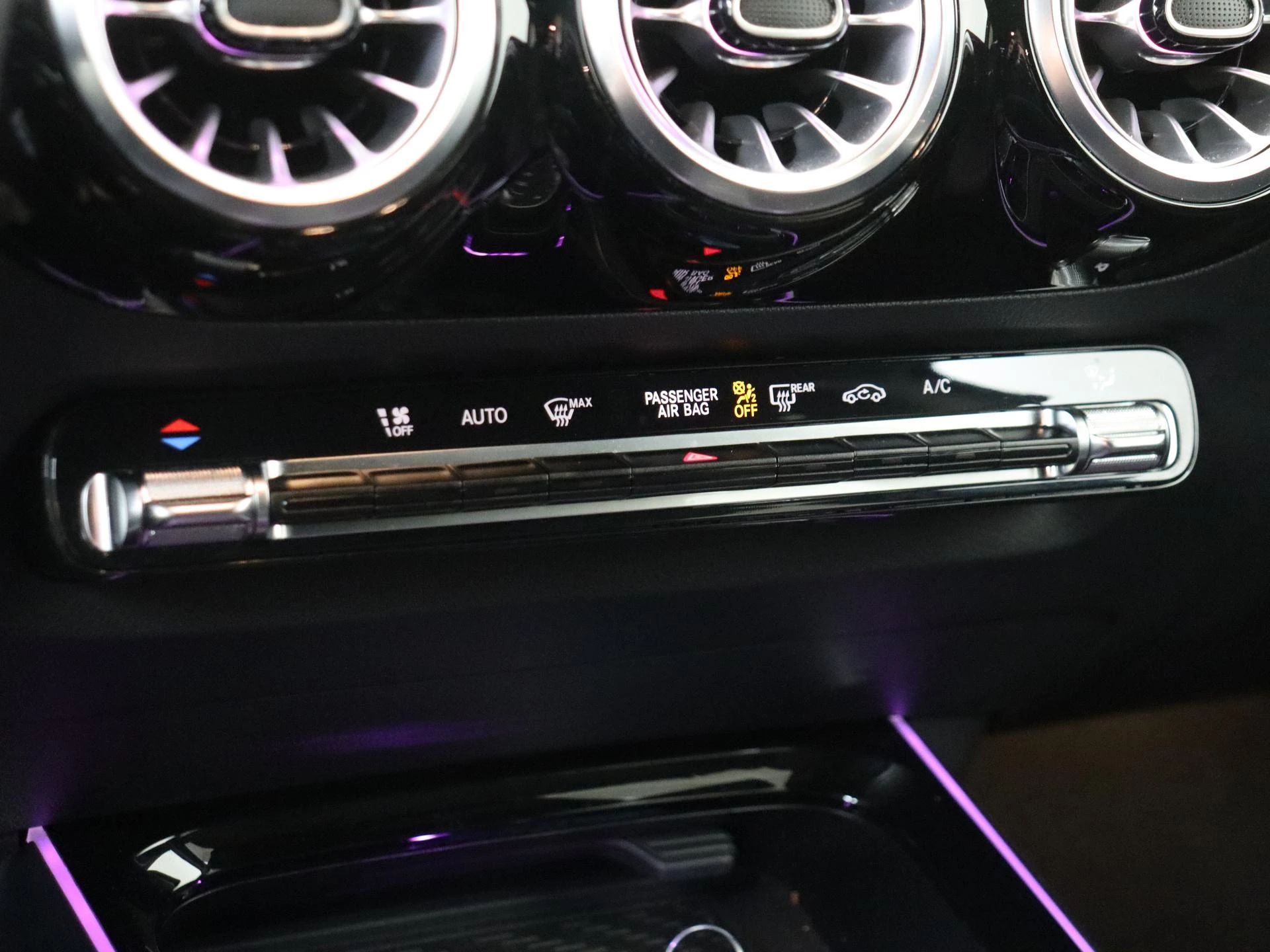 Mercedes-Benz-GLA-image-22