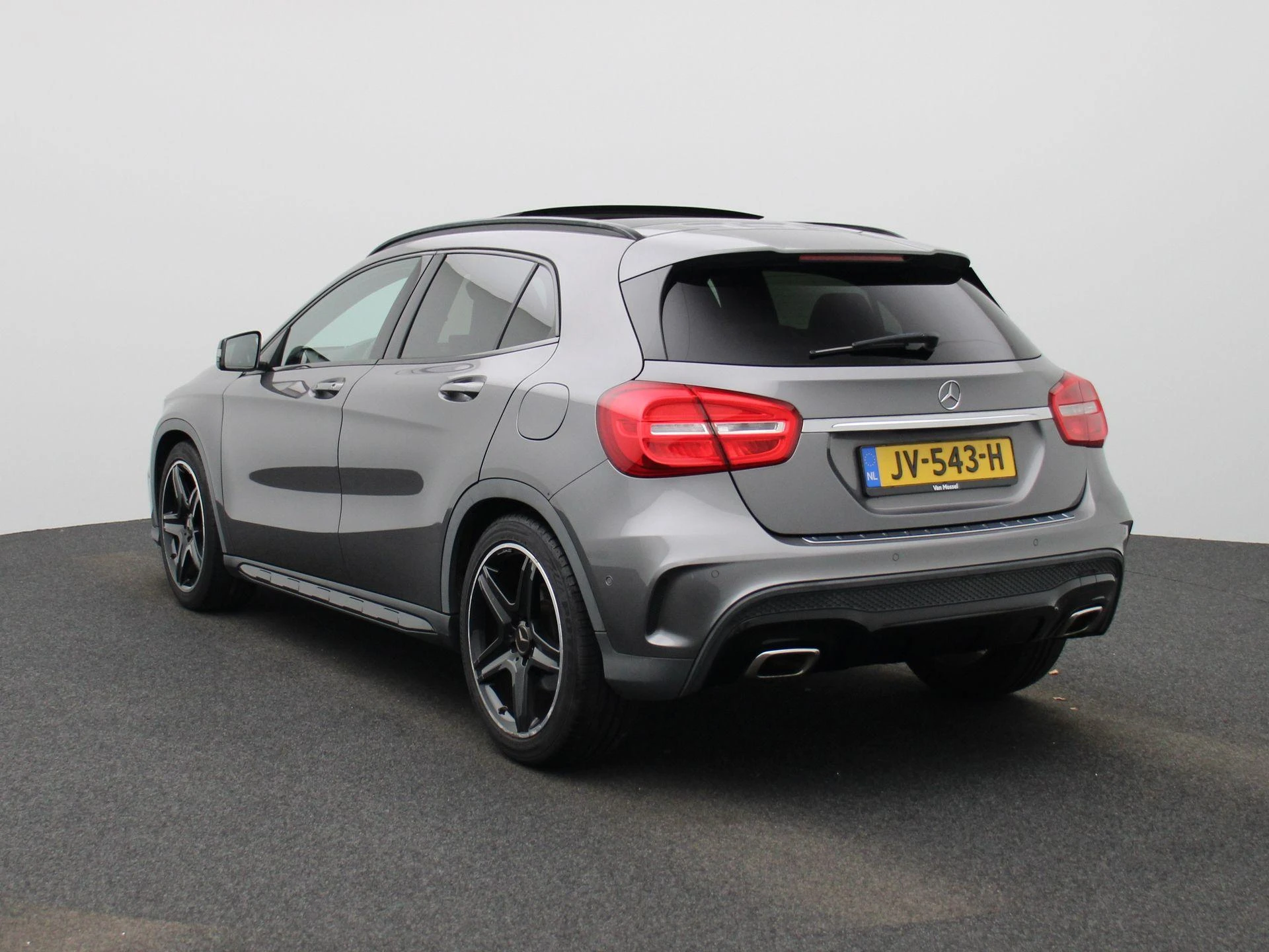 Mercedes-Benz-GLA-image-1