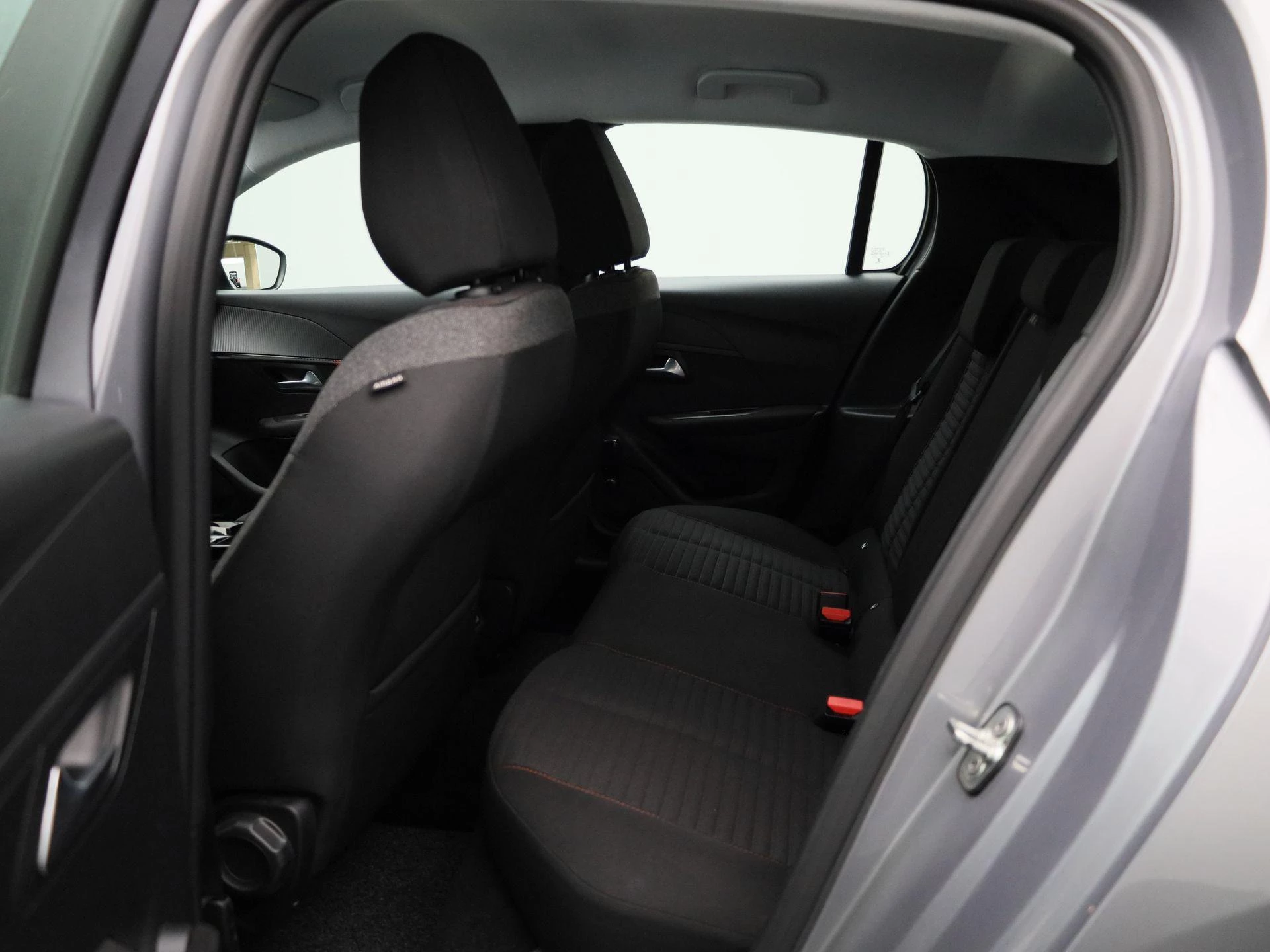 Peugeot-e-208-image-9