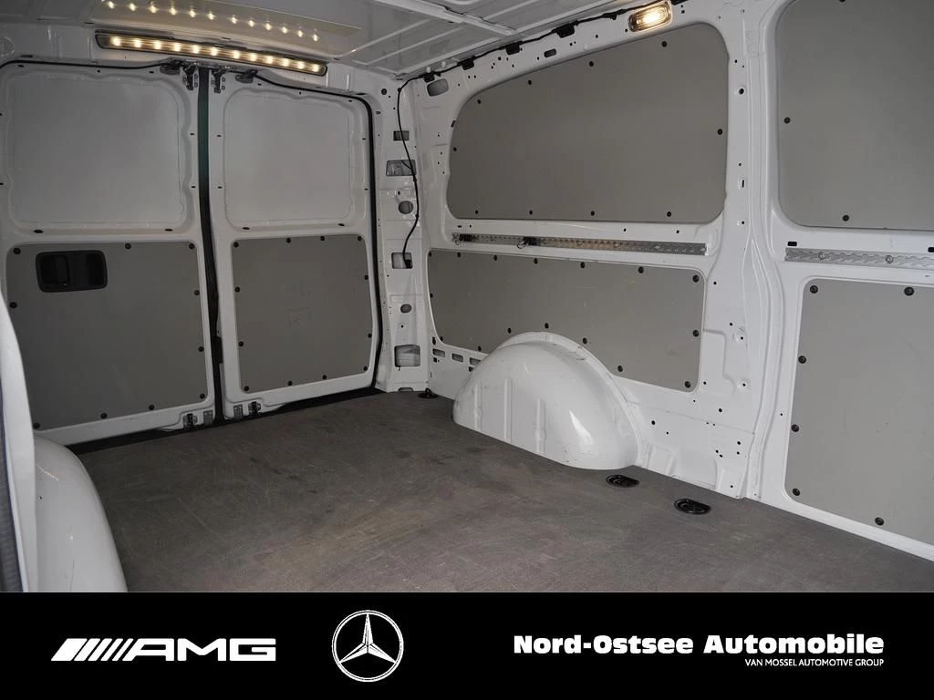 Mercedes-Benz-Vito-image-10
