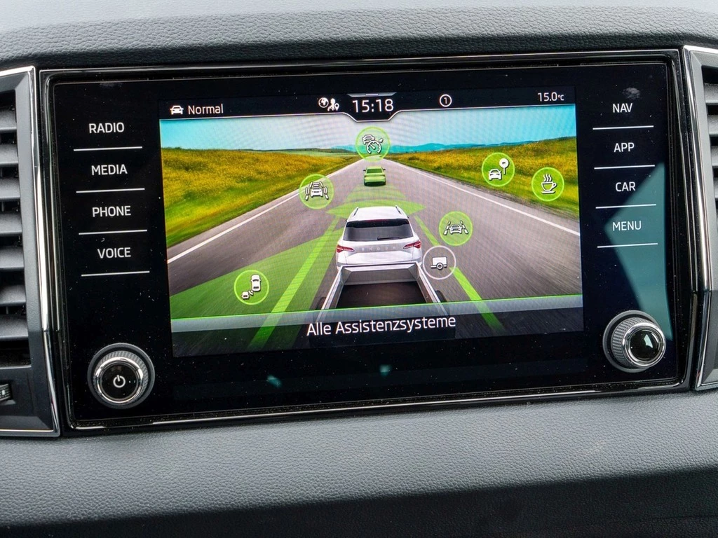 Škoda Karoq 1.5 TSI DSG Tour Matrix, AHK, Navi