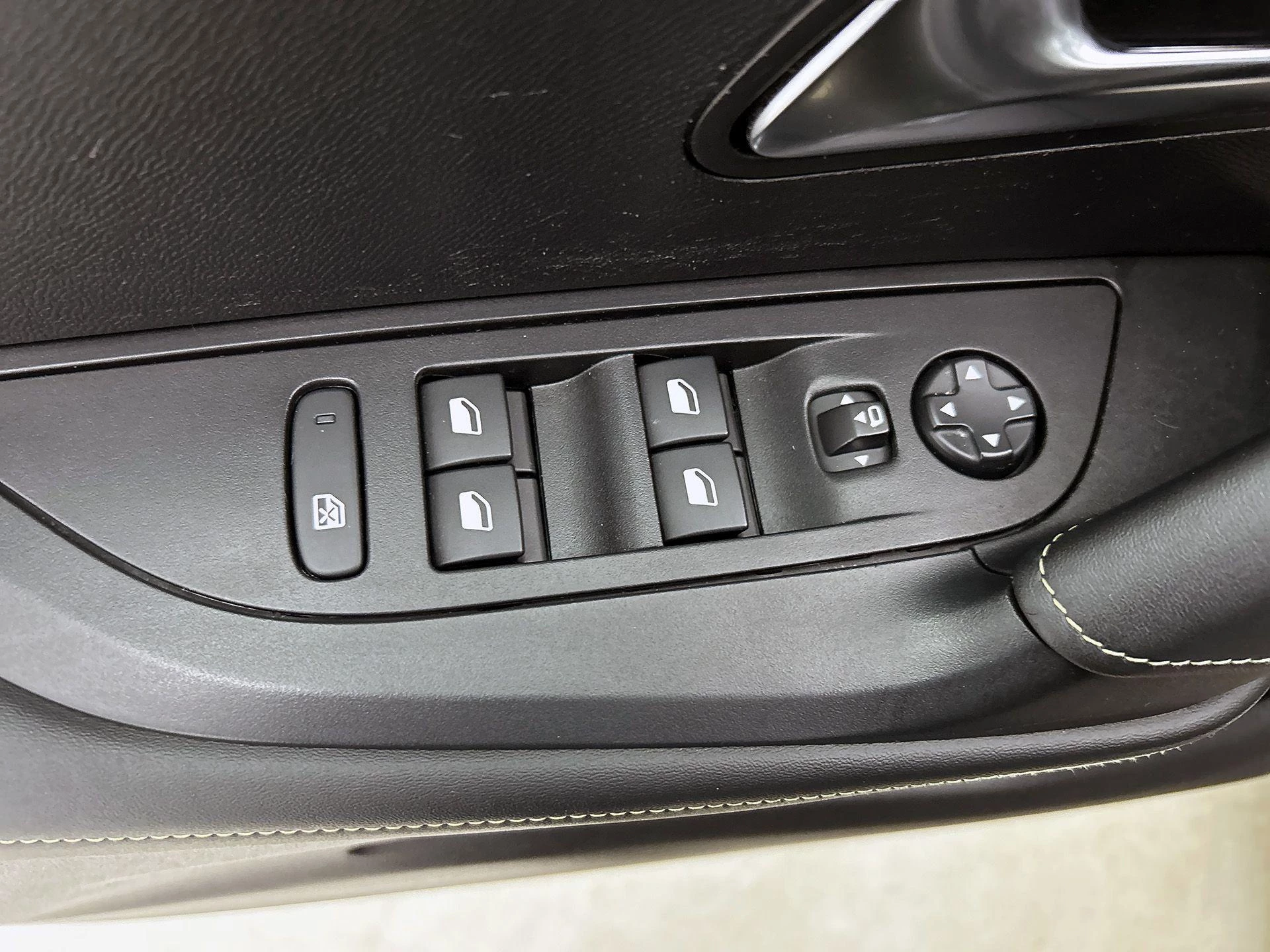 Peugeot-e-2008-image-43