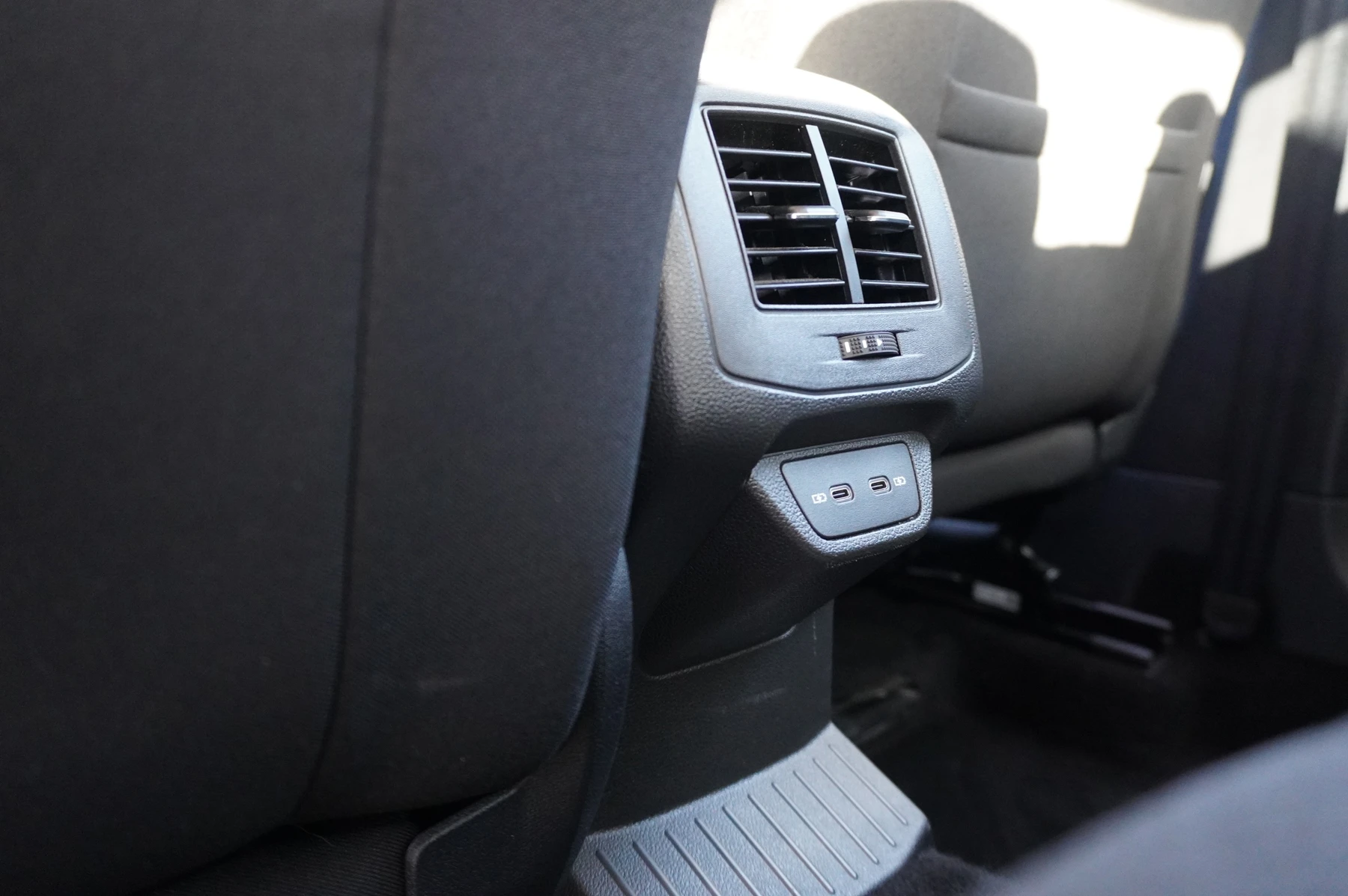 Volkswagen-T-Roc-image-10