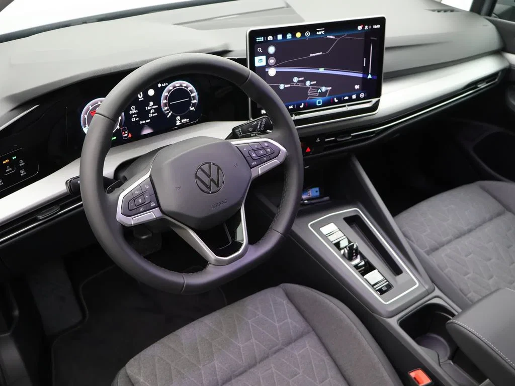 Volkswagen-Golf-image-14
