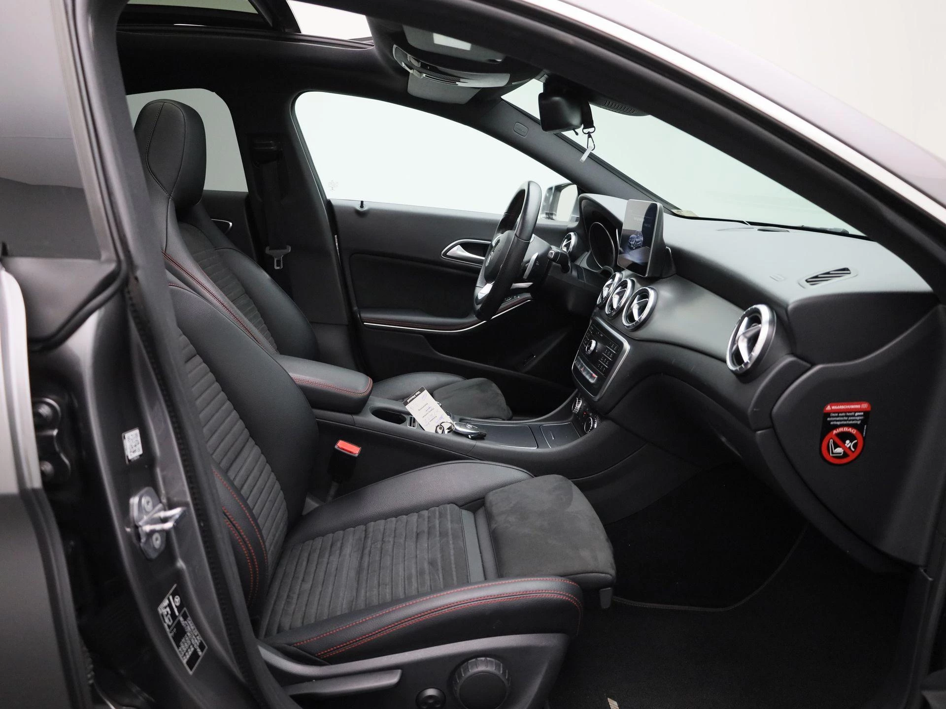 Mercedes-Benz-CLA-image-36
