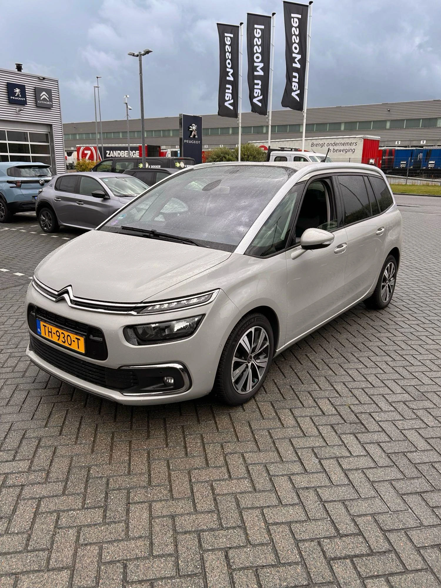 Citroën-Grand C4 Spacetourer-image-9