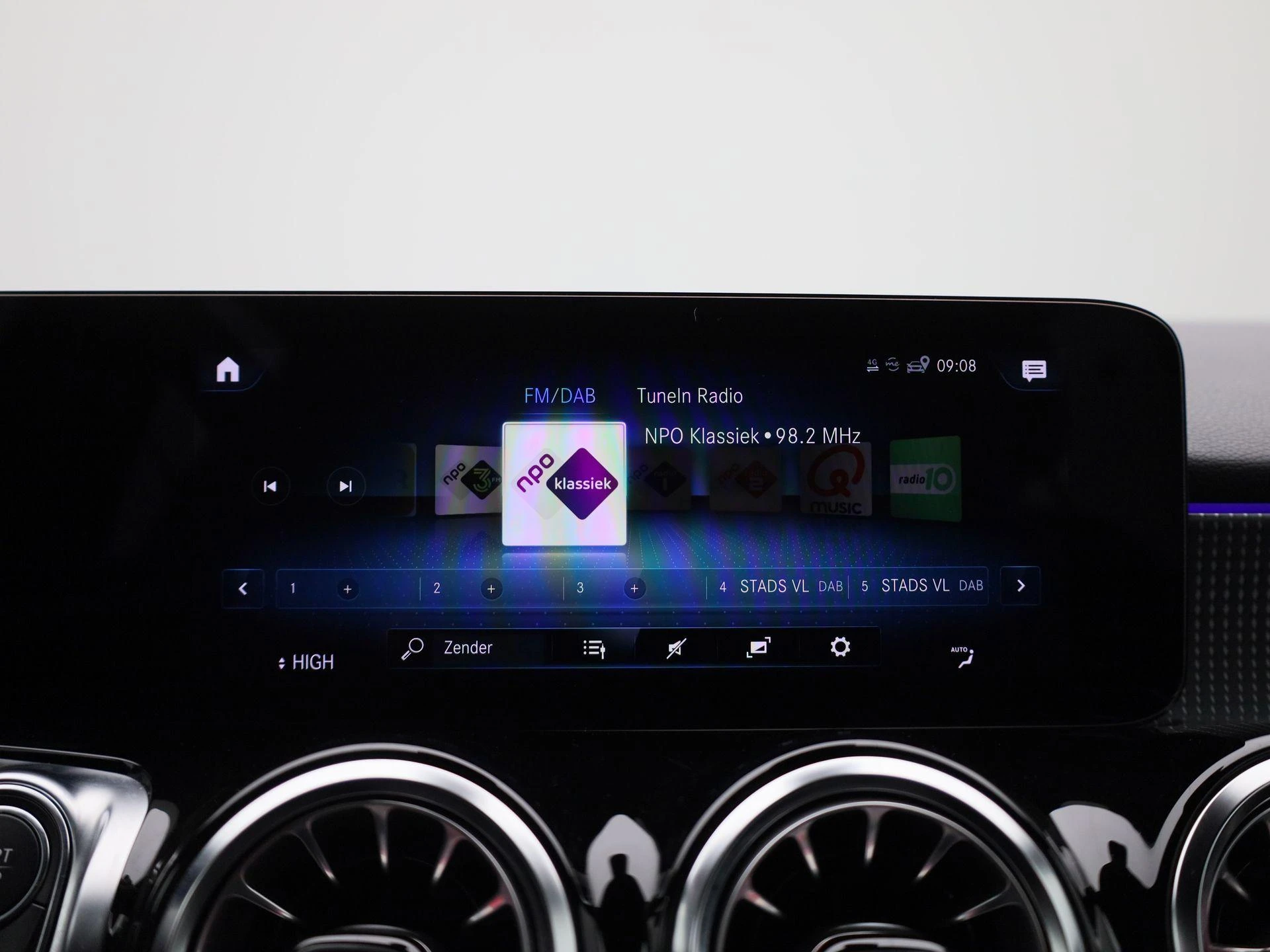 Mercedes-Benz-EQB-image-22