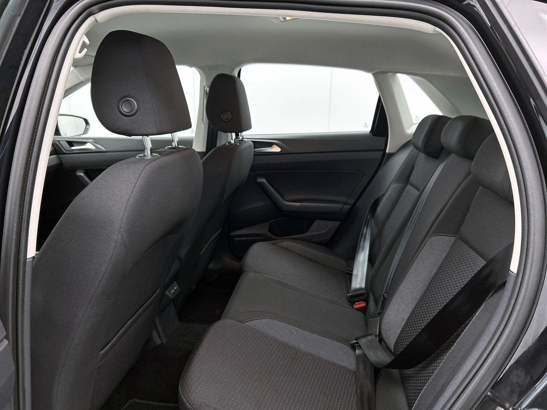 Volkswagen-Polo-image-27
