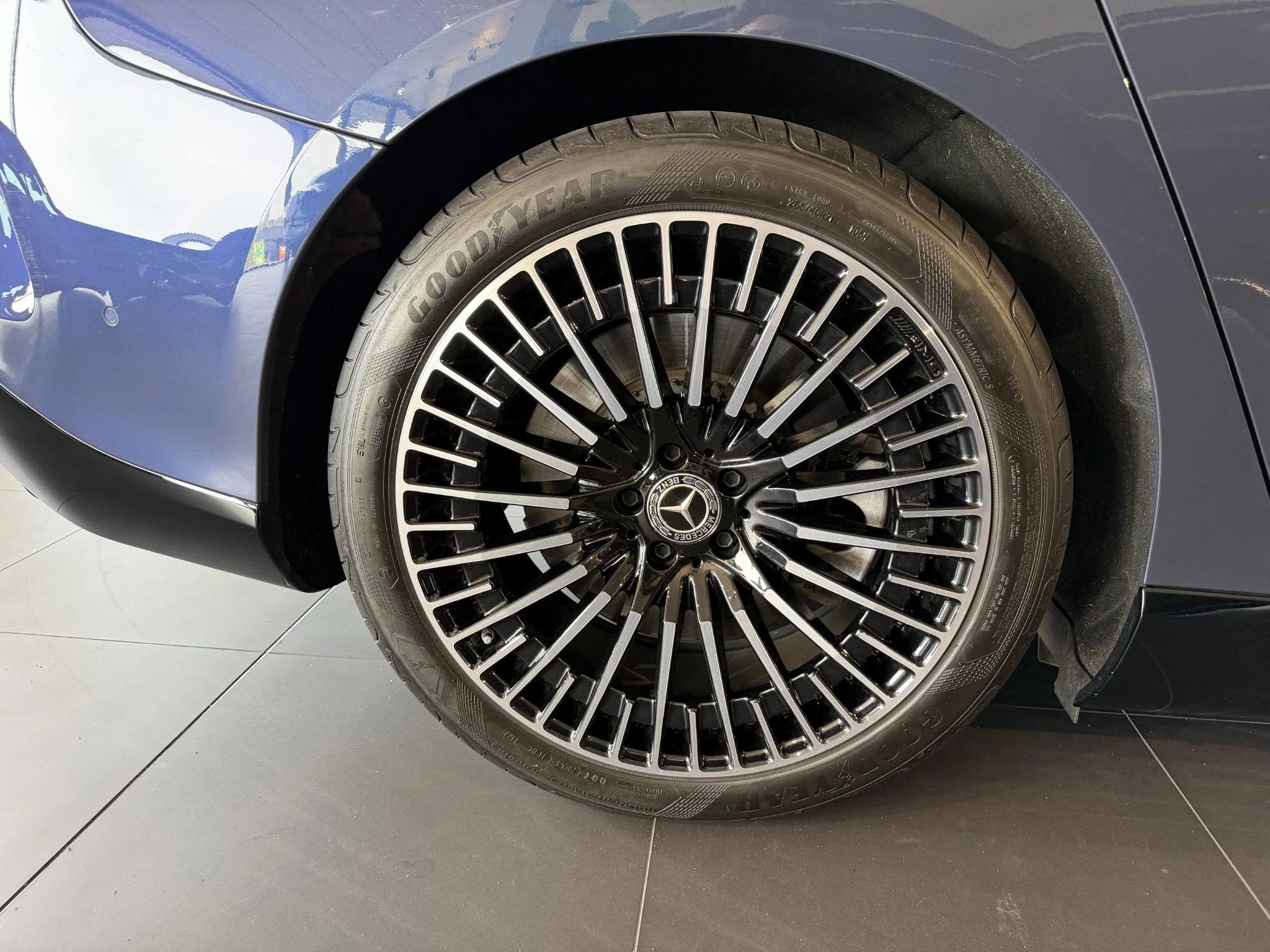 Mercedes-Benz-EQS-image-6
