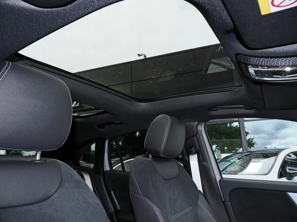 Mercedes-Benz-GLA 200-image-14