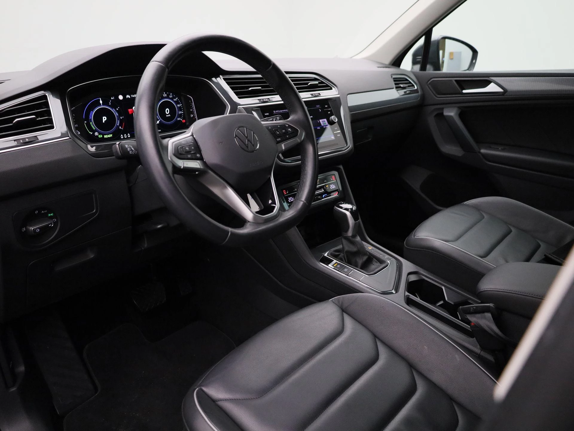 Volkswagen-Tiguan-image-16
