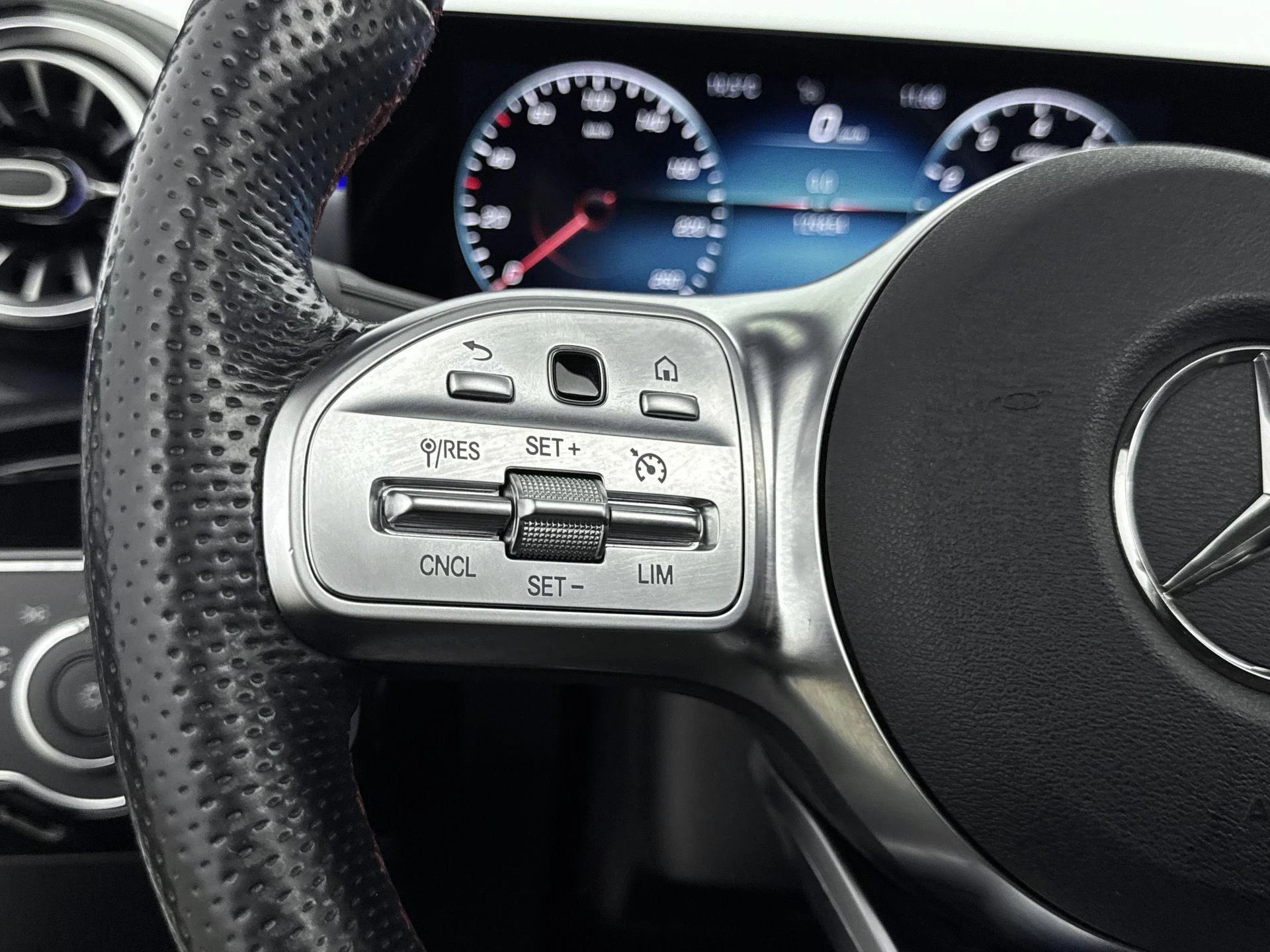 Mercedes-Benz-CLA-image-5