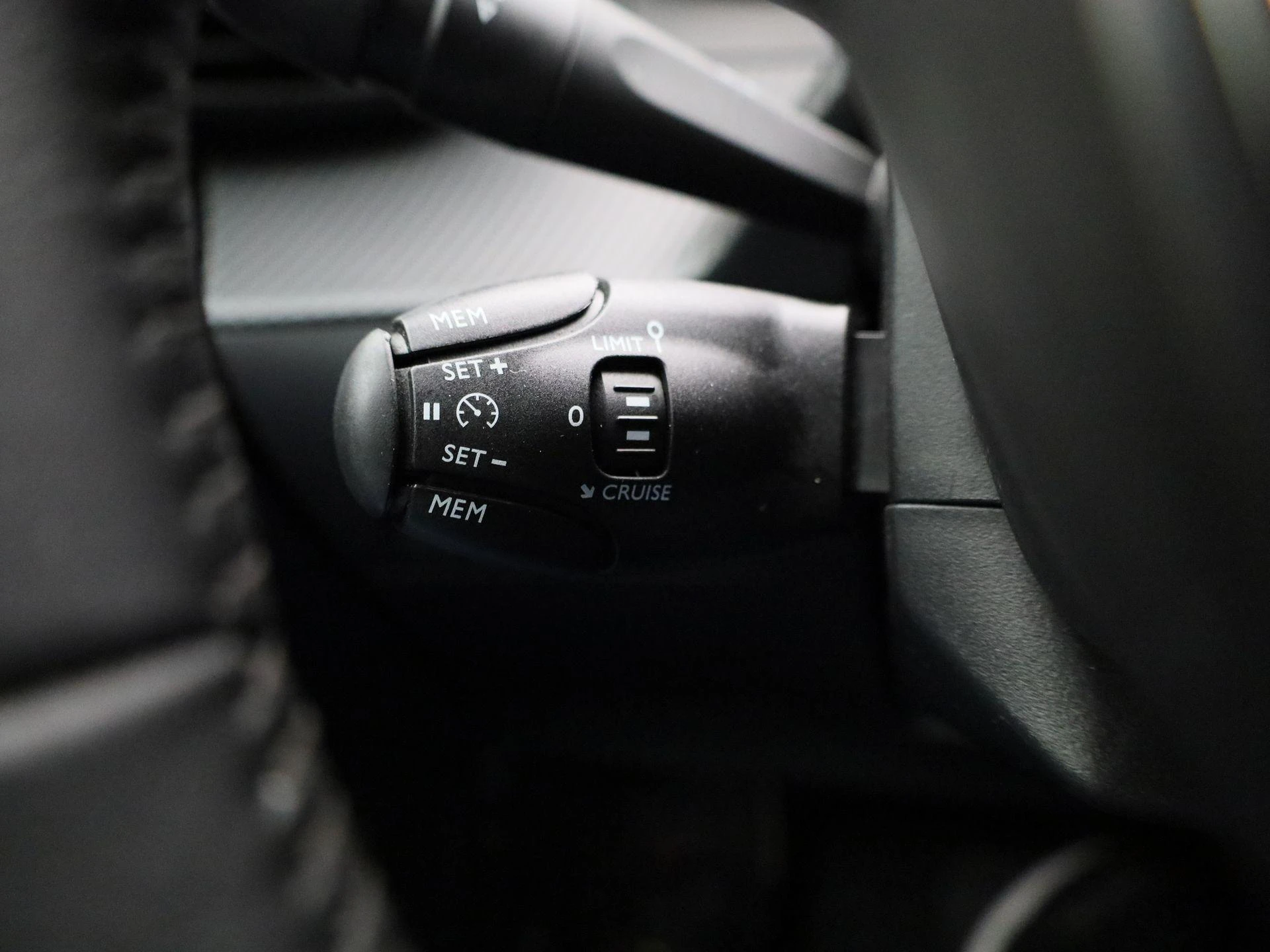 Peugeot-e-208-image-23