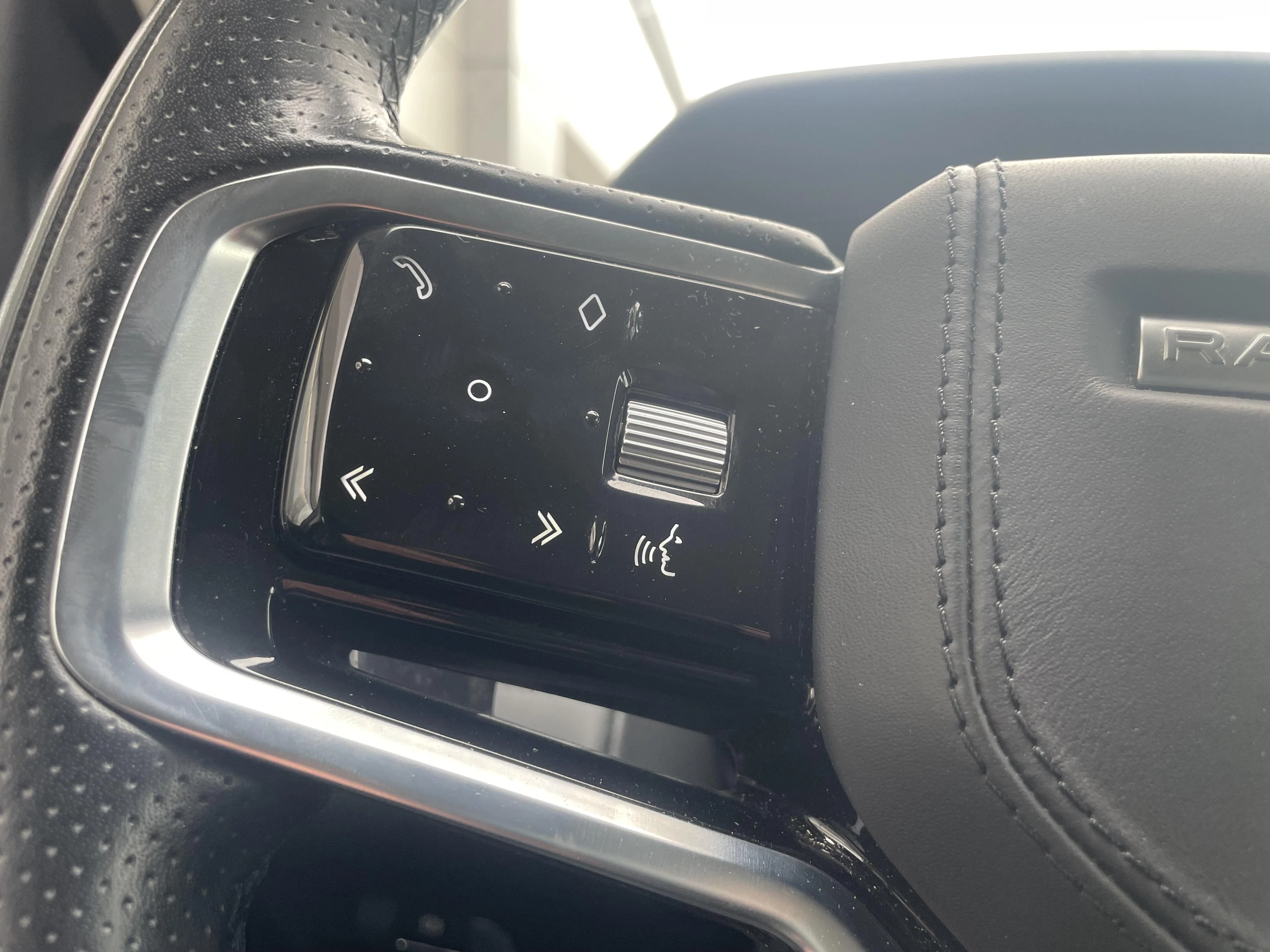 Land Rover Range Rover Evoque P300e R-Dynamic HSE