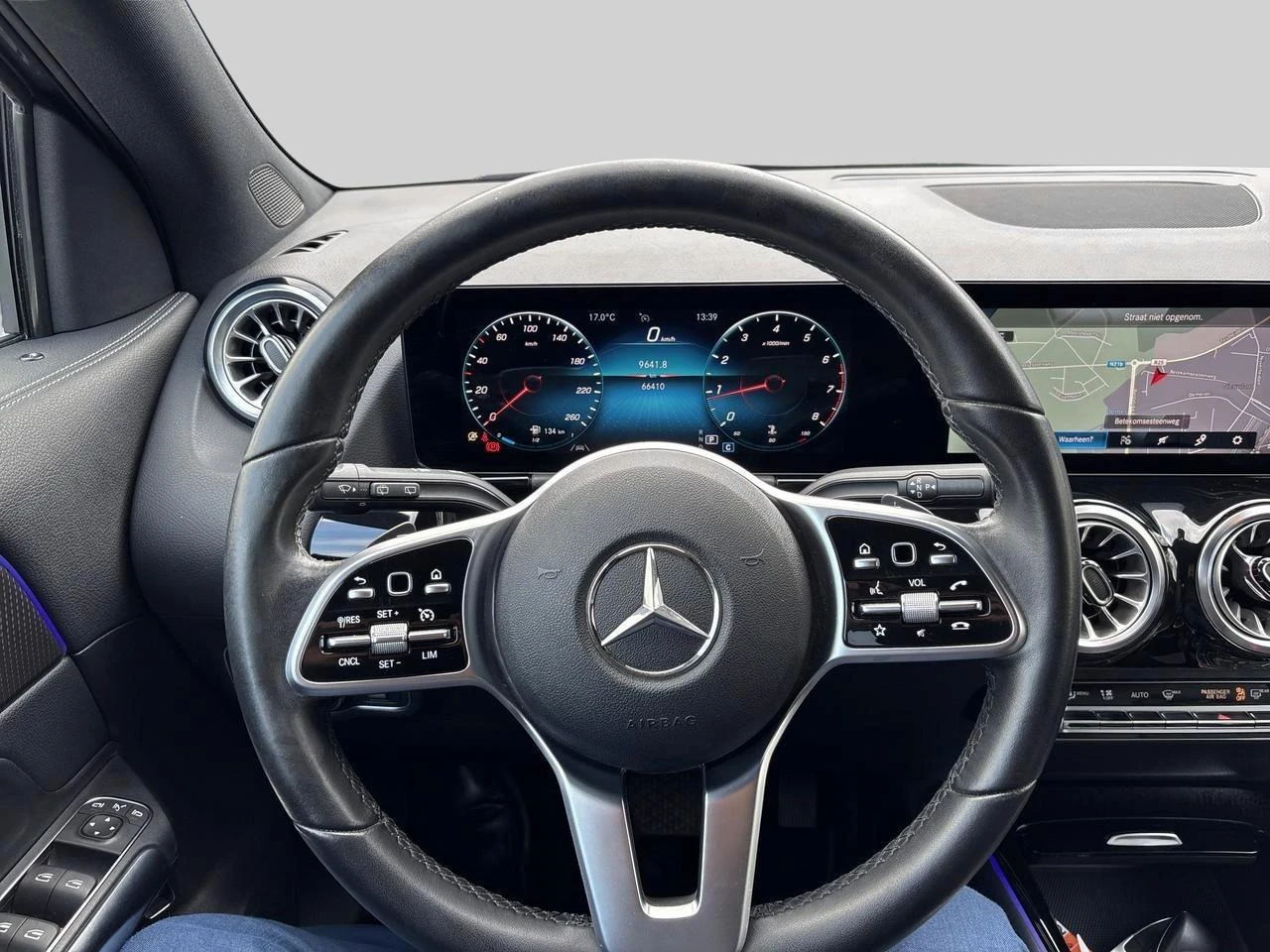 Mercedes-Benz-GLA-image-9