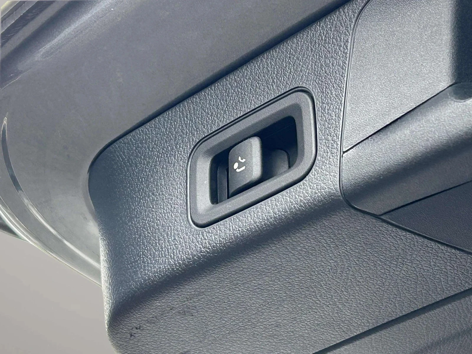 Mercedes-Benz-EQB-image-10