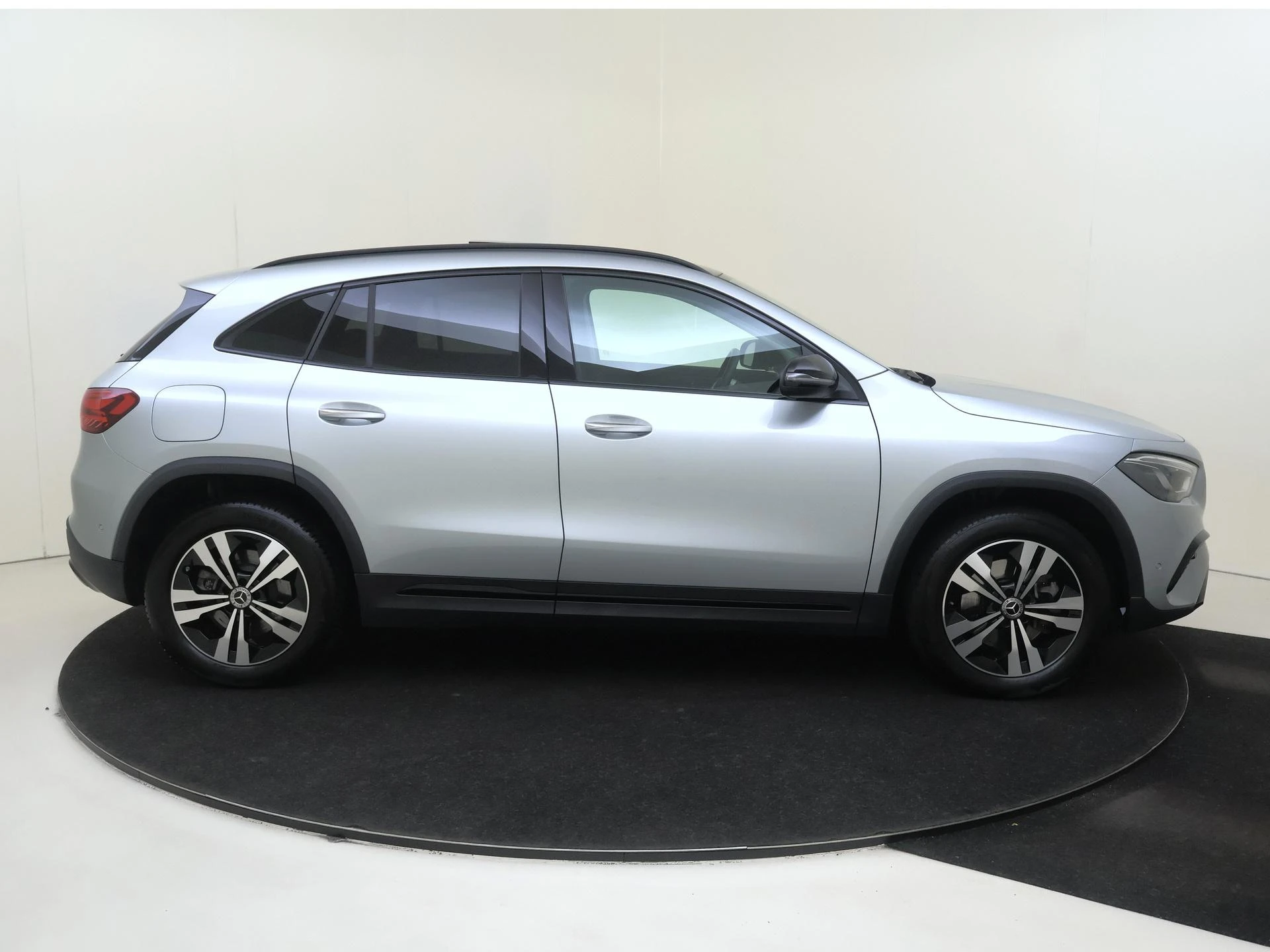 Mercedes-Benz-GLA-image-8
