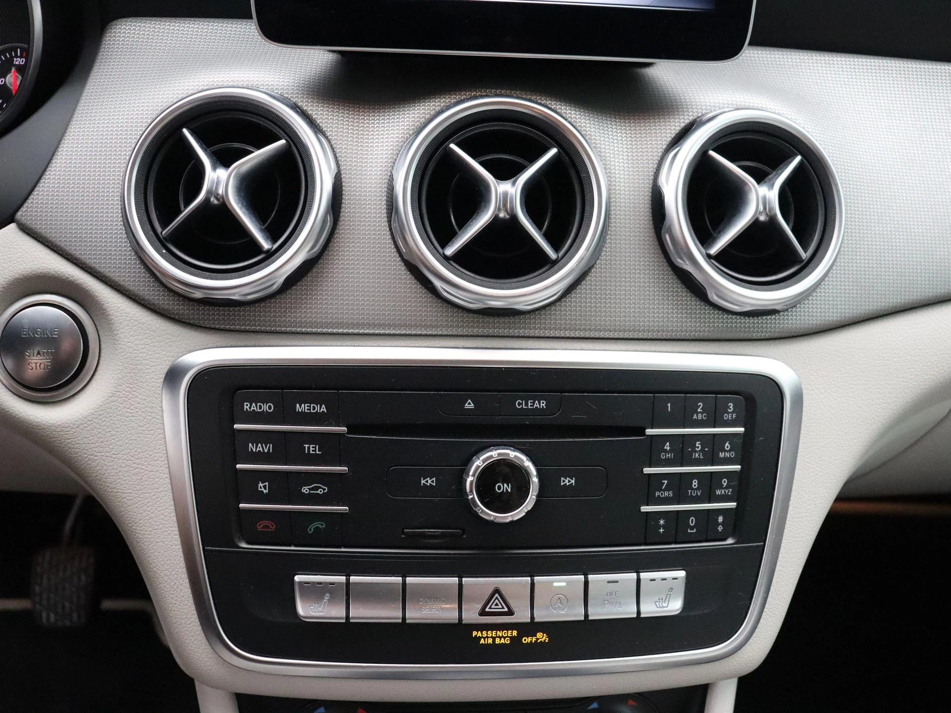 Mercedes-Benz GLA 200 d Business Solution + LED + AUTO AIRCO + CAMERA +