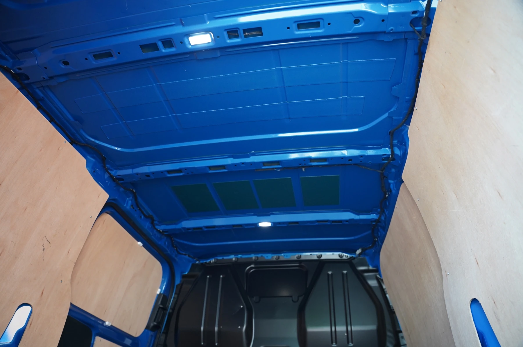Volkswagen-Transporter-image-28