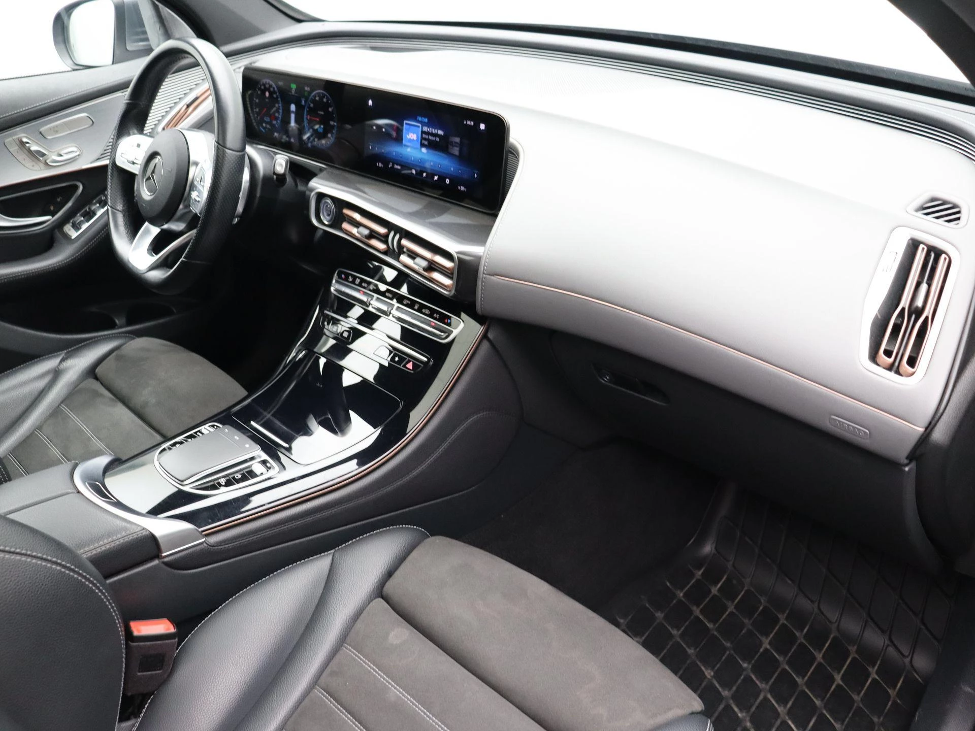Mercedes-Benz-EQC-image-20