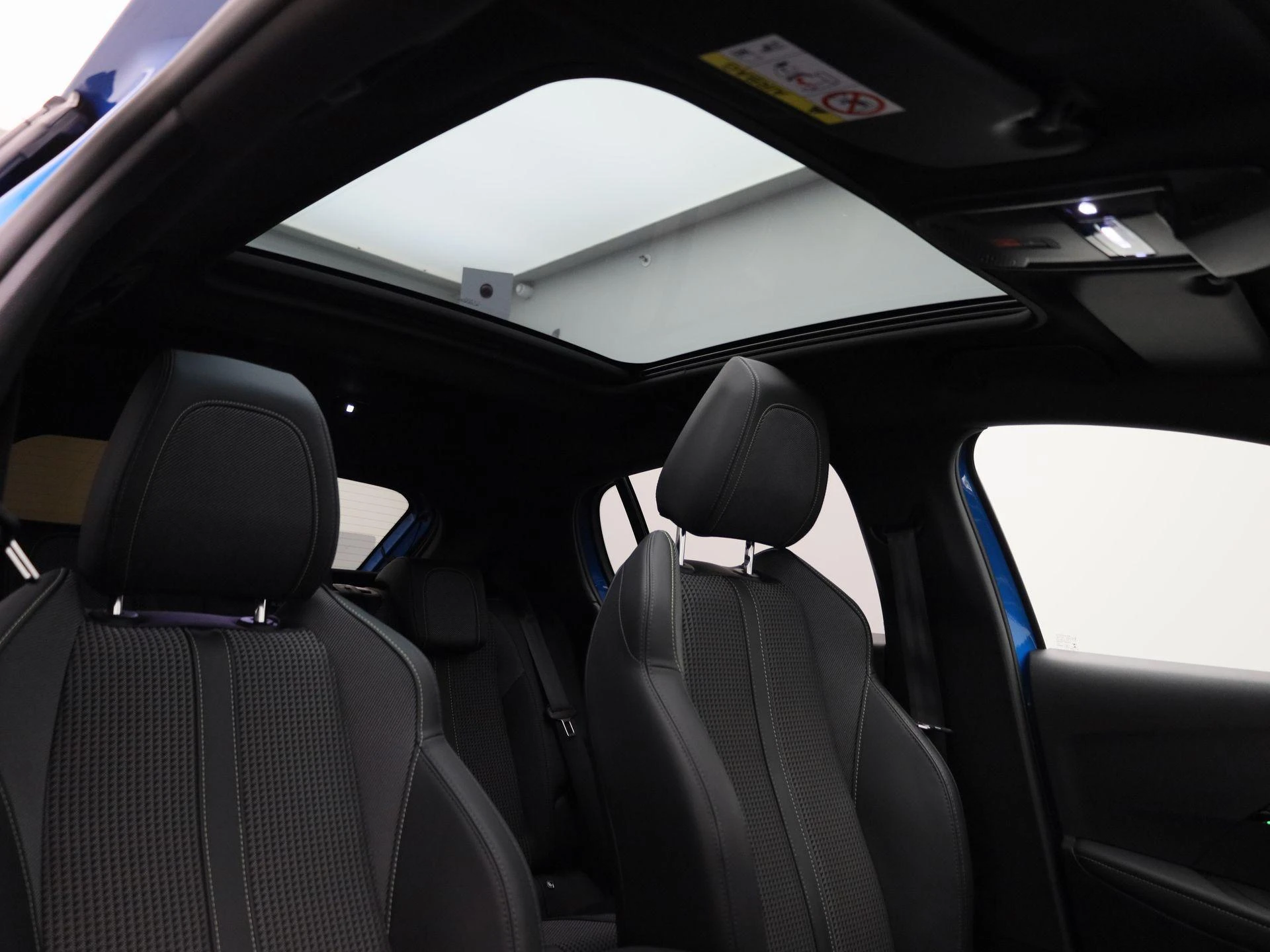 Peugeot-e-208-image-44
