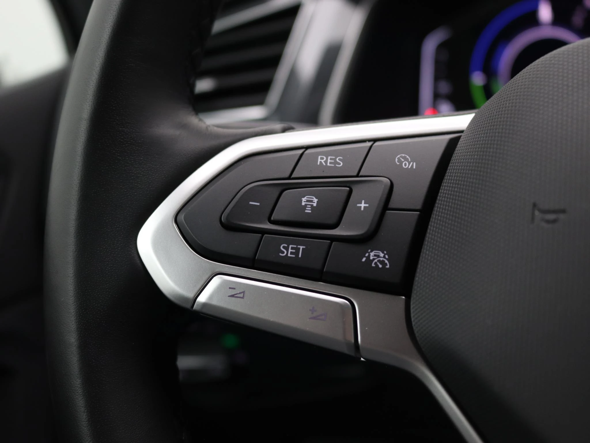 Volkswagen-Tiguan-image-24