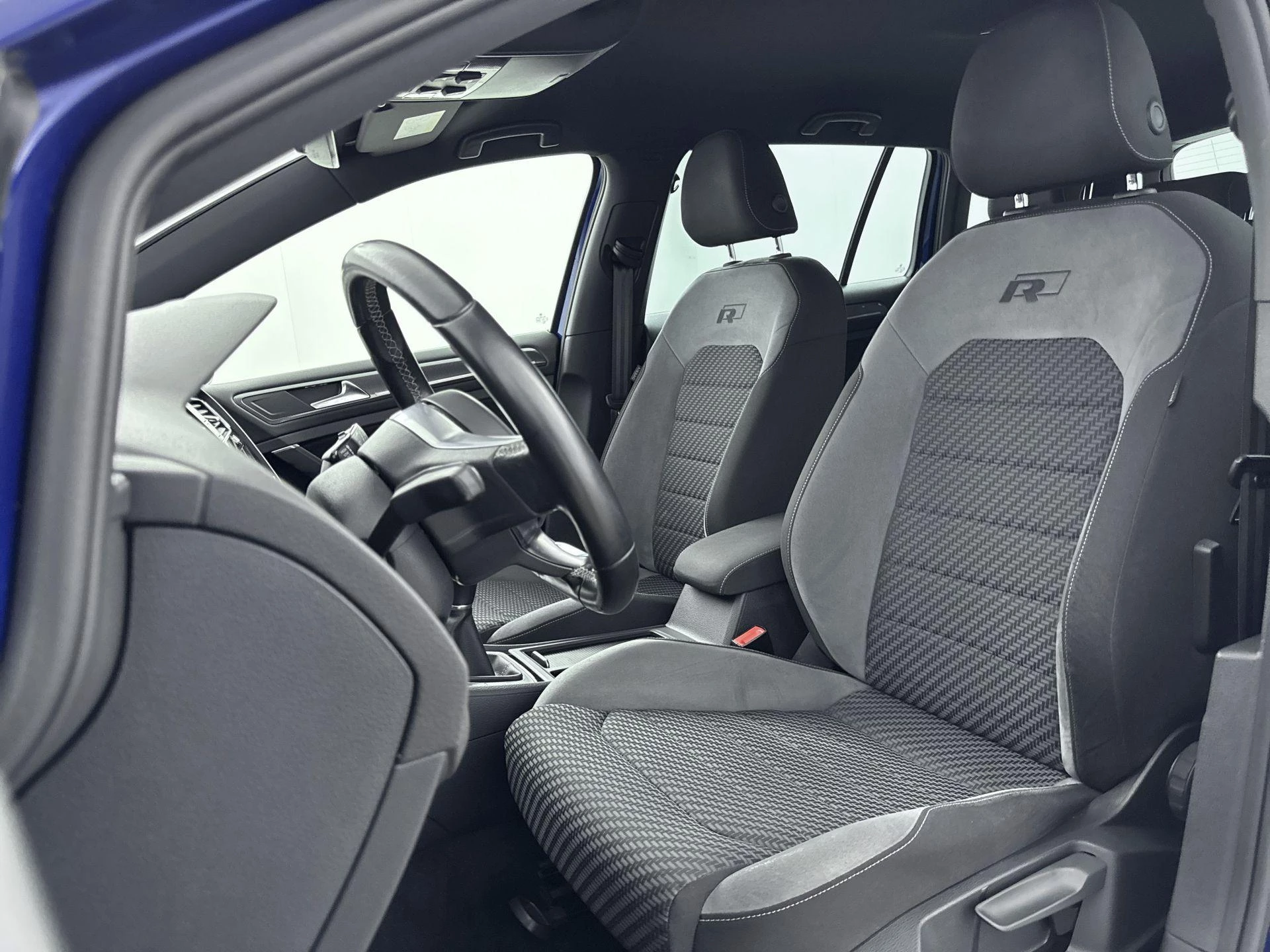 Volkswagen-Golf-image-23