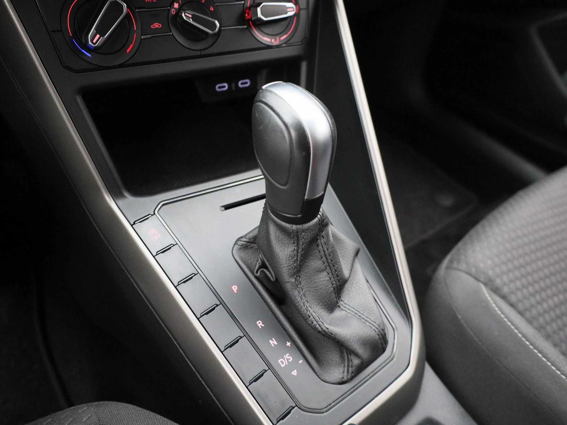 Volkswagen-Polo-image-23