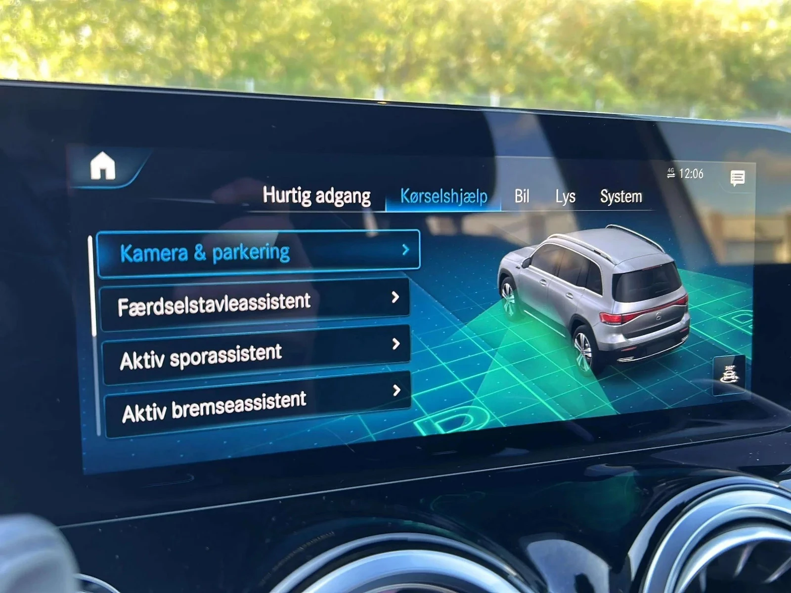 Mercedes-Benz-EQB-image-17