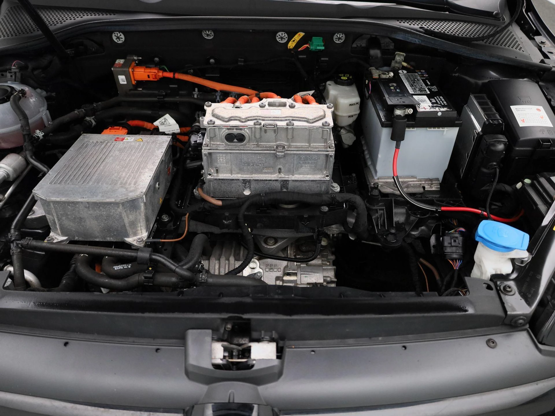 Volkswagen-e-Golf-image-29