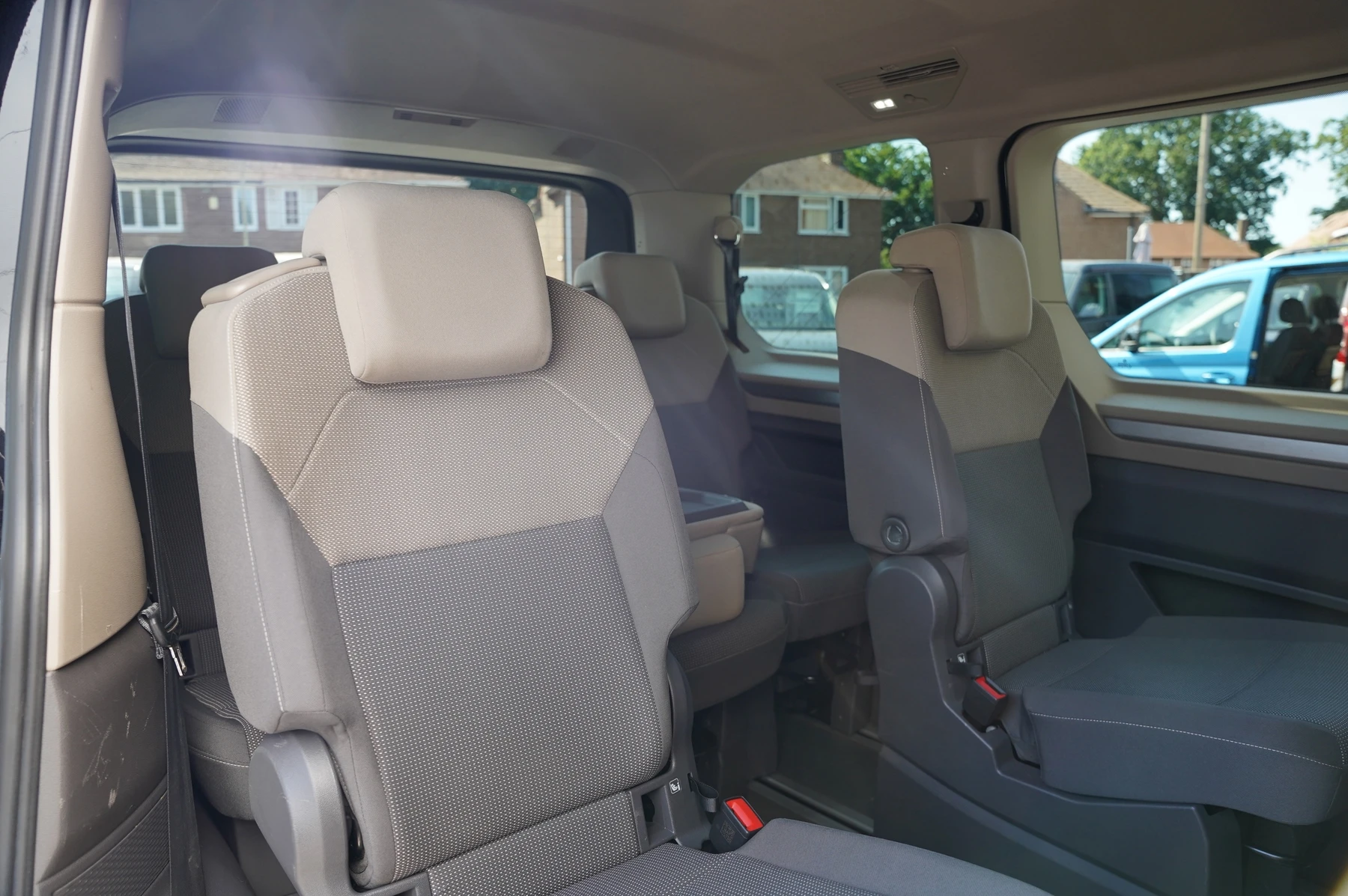 Volkswagen-Multivan-image-9