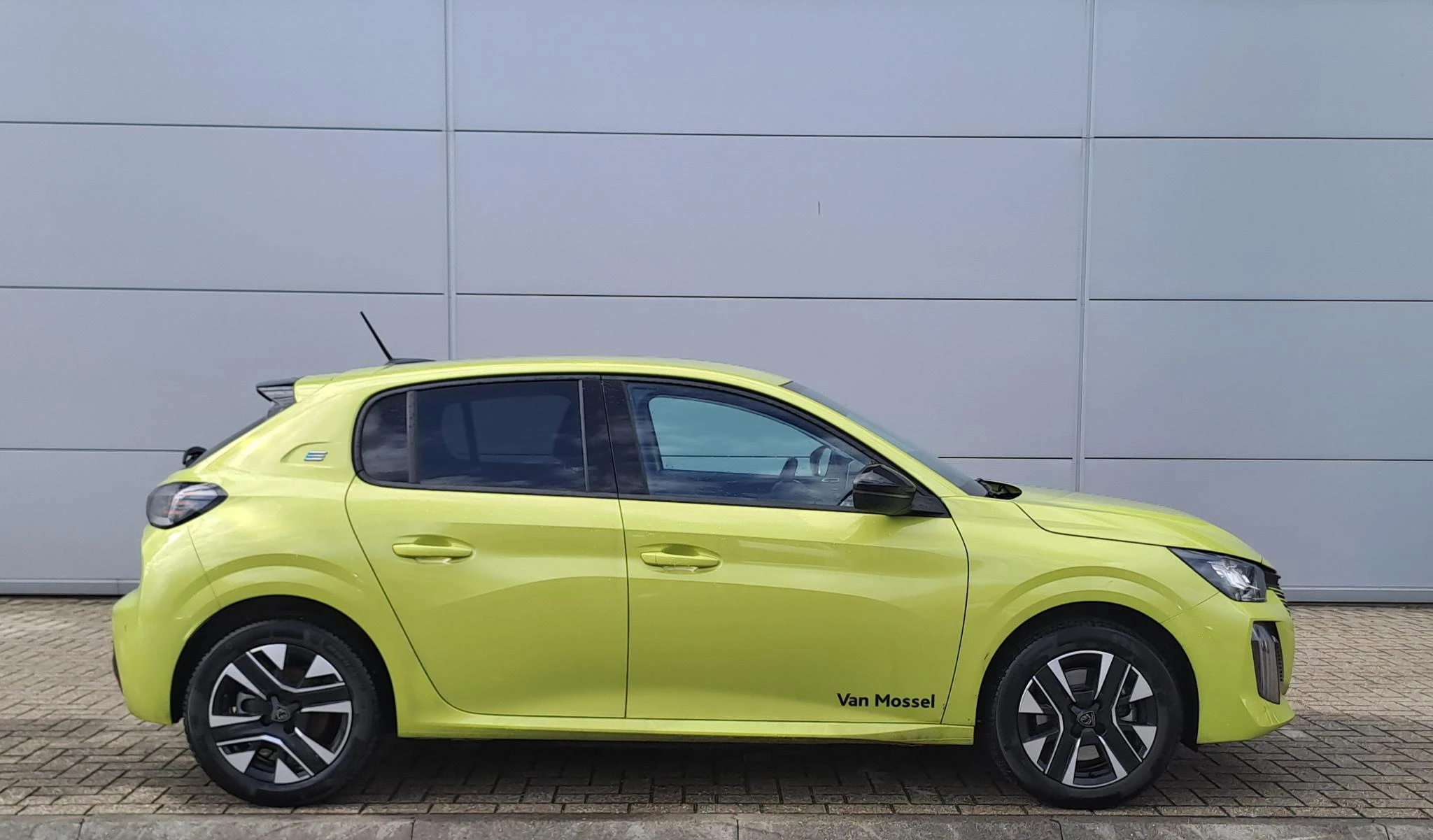 Peugeot-e-208-image-8