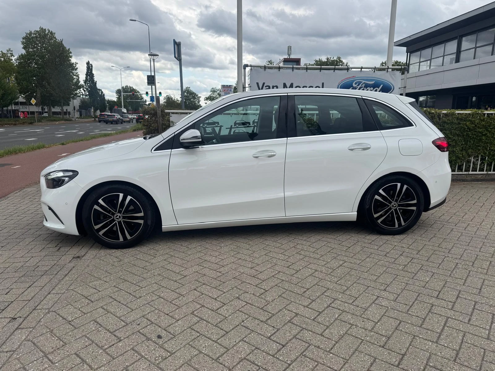 Mercedes-Benz-B-Klasse-image-4