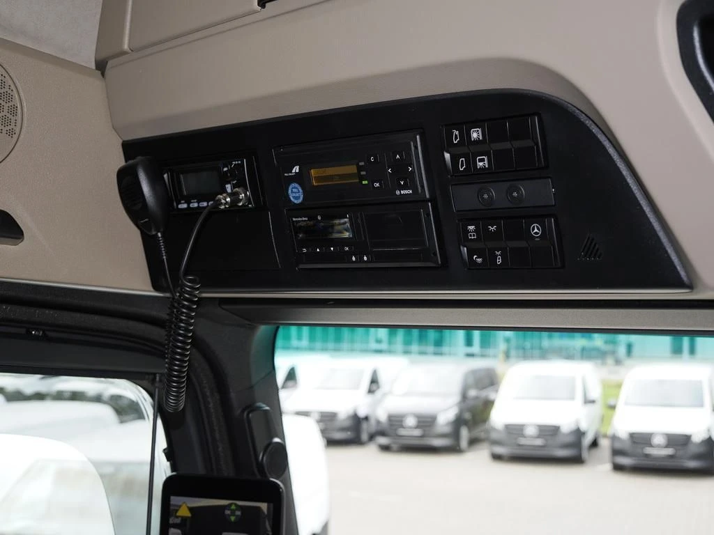 Mercedes-Benz-Actros-image-11