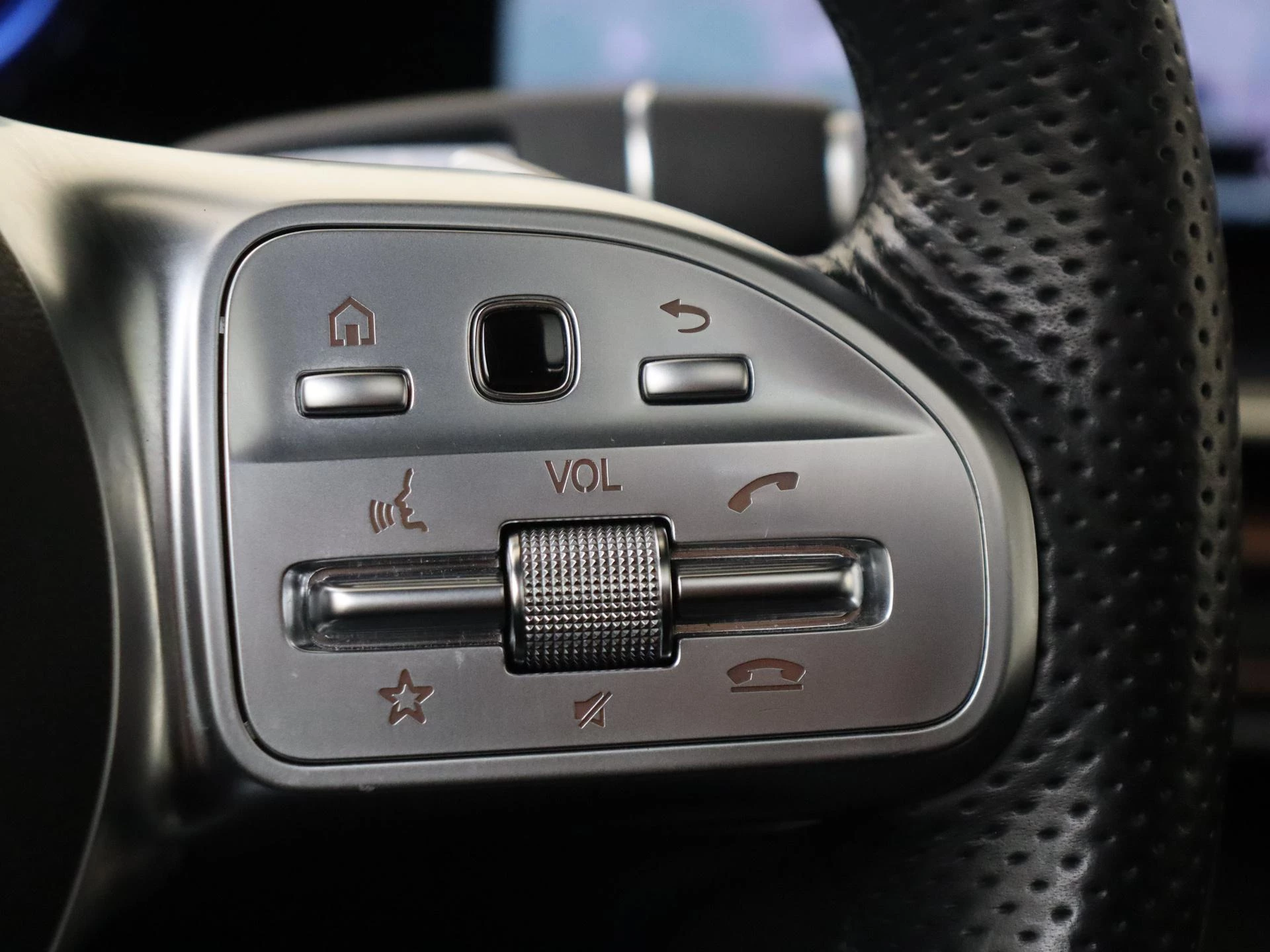 Mercedes-Benz-EQC-image-12