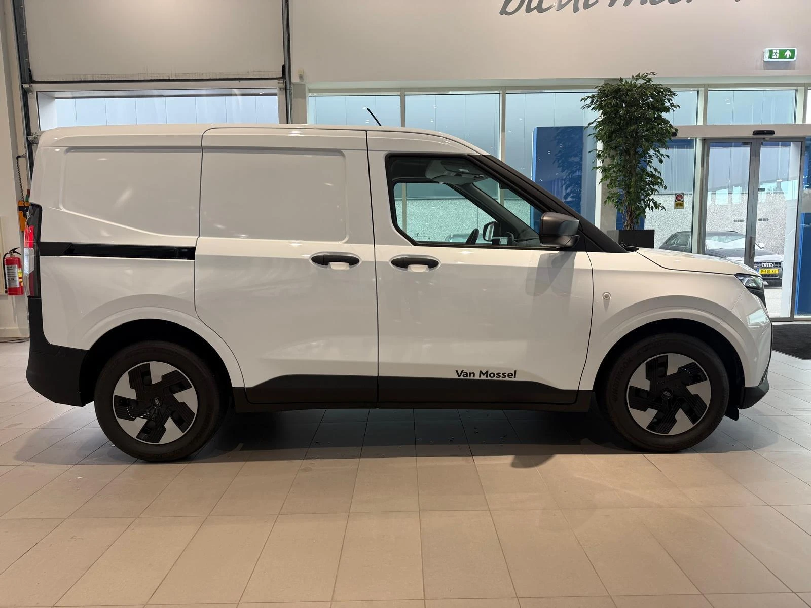 Ford-E-Transit Courier-image-4