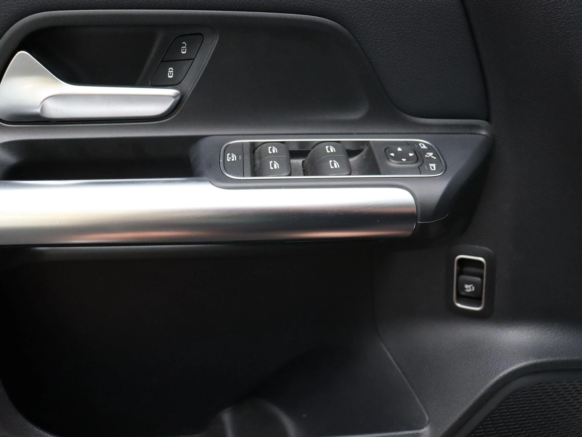 Mercedes-Benz-EQA-image-7