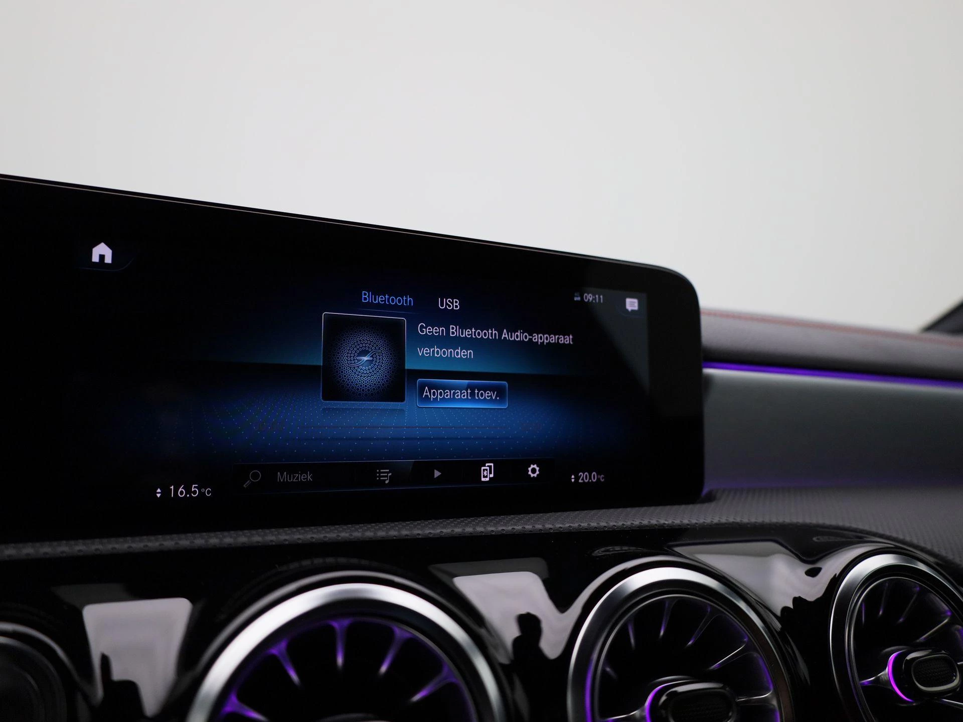 Mercedes-Benz-CLA-image-25