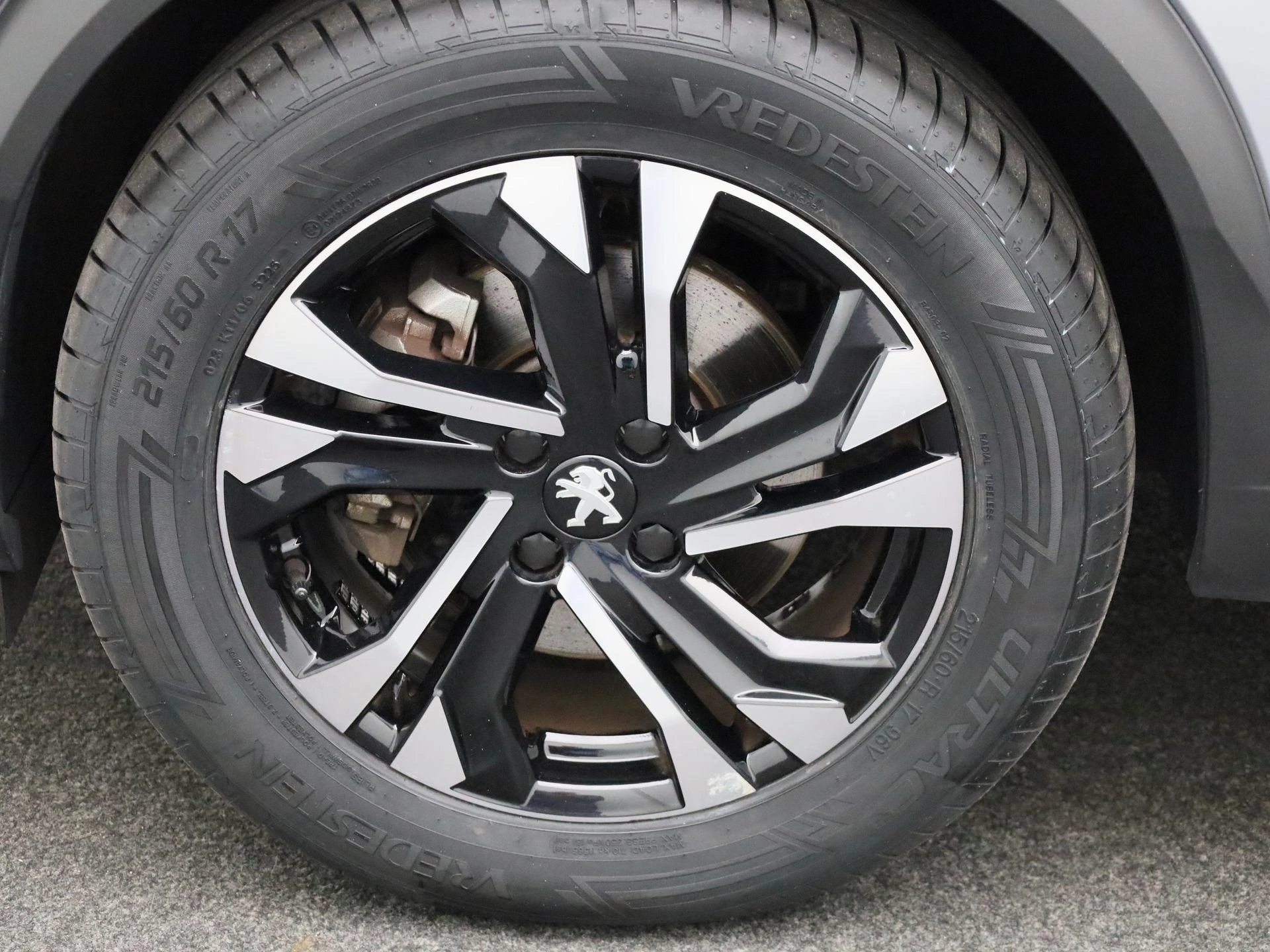 Peugeot-e-2008-image-12