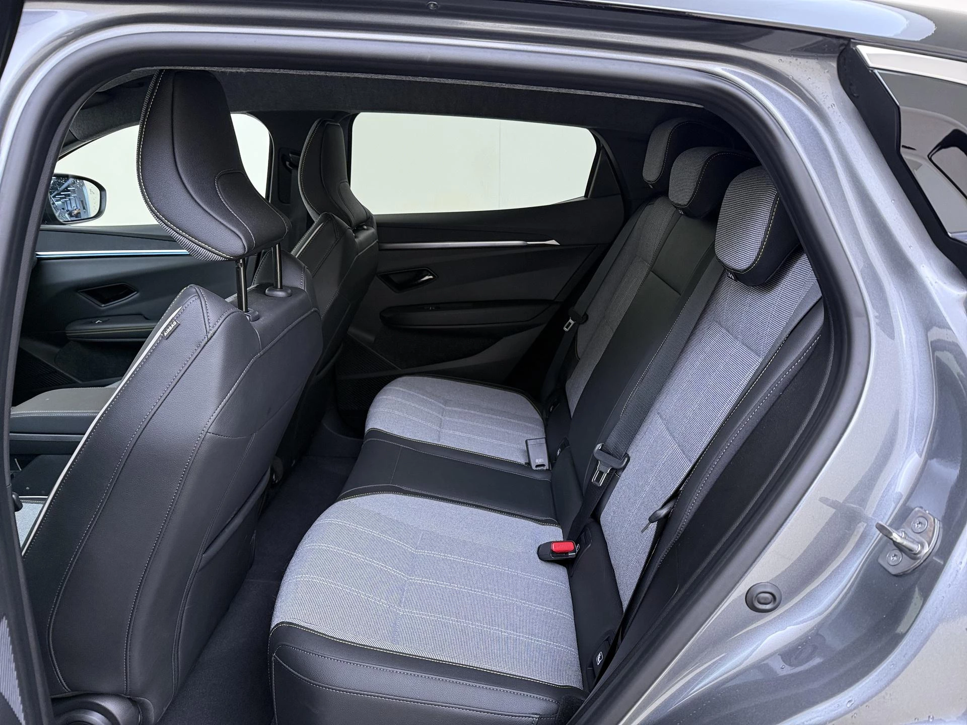 Renault-Megane E-Tech-image-12