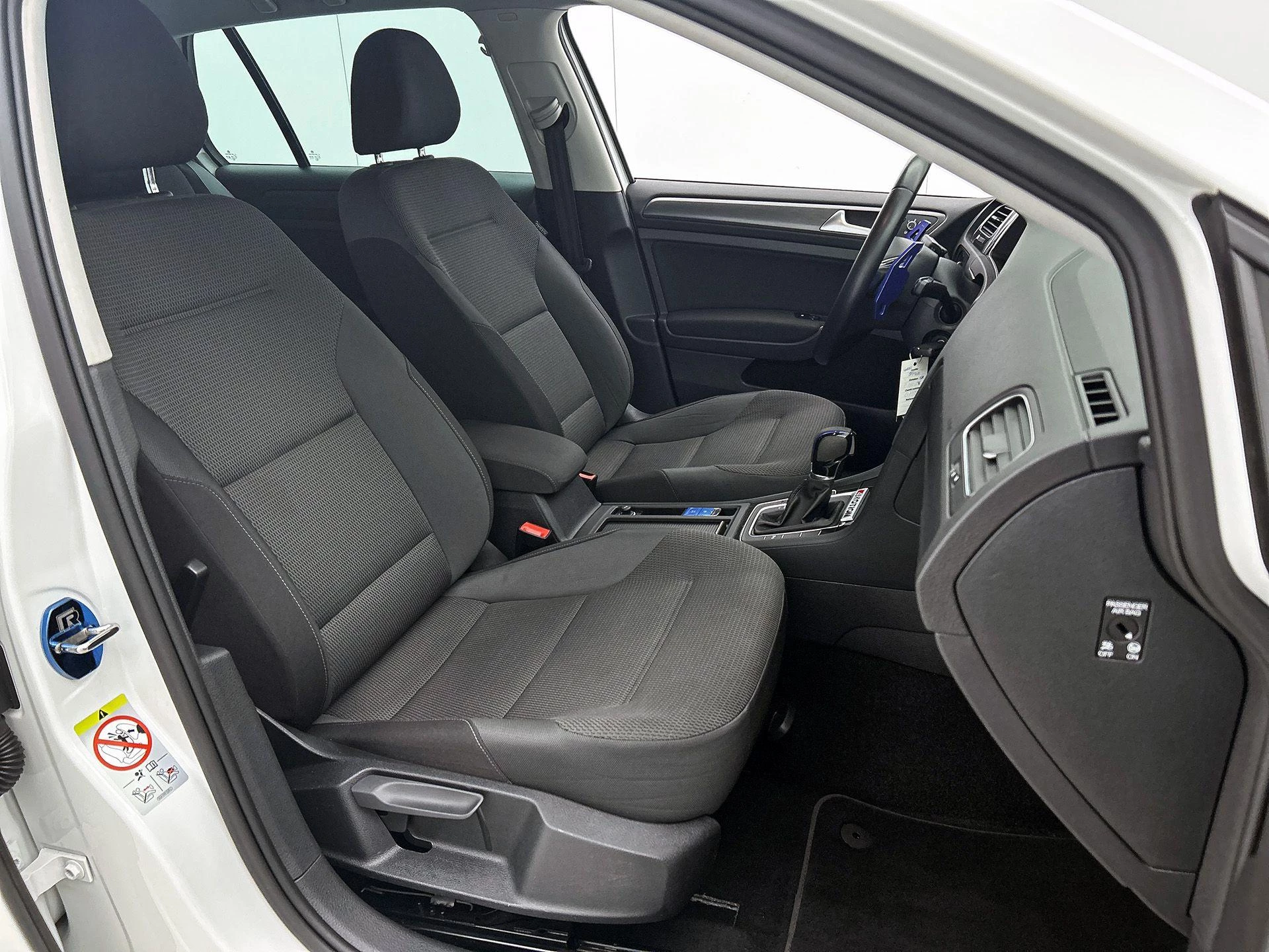 Volkswagen-Golf-image-37