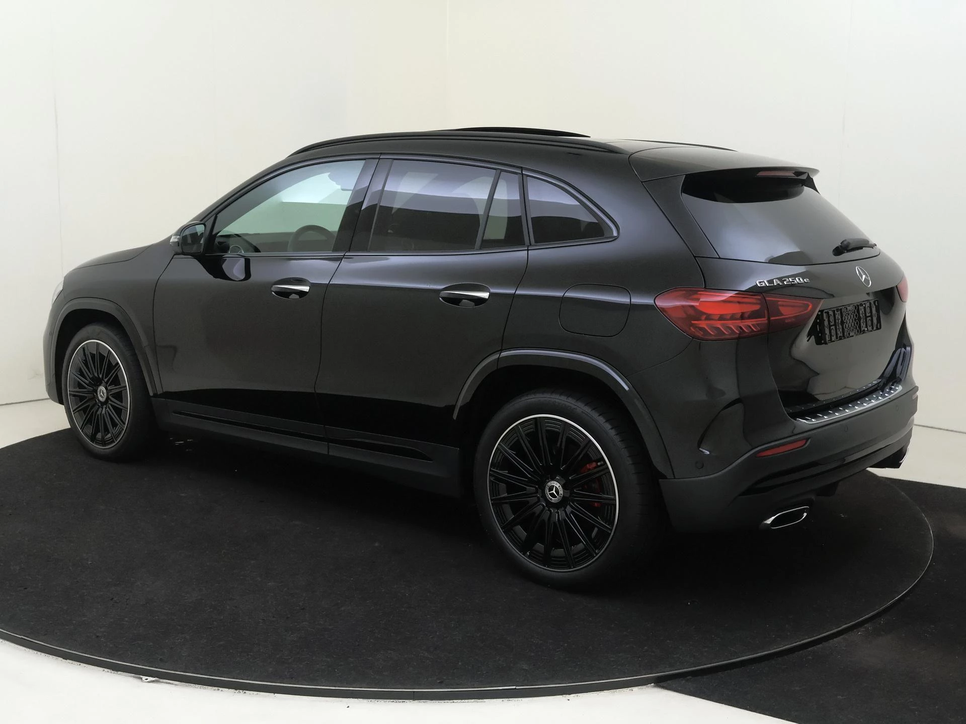 Mercedes-Benz-GLA-image-2